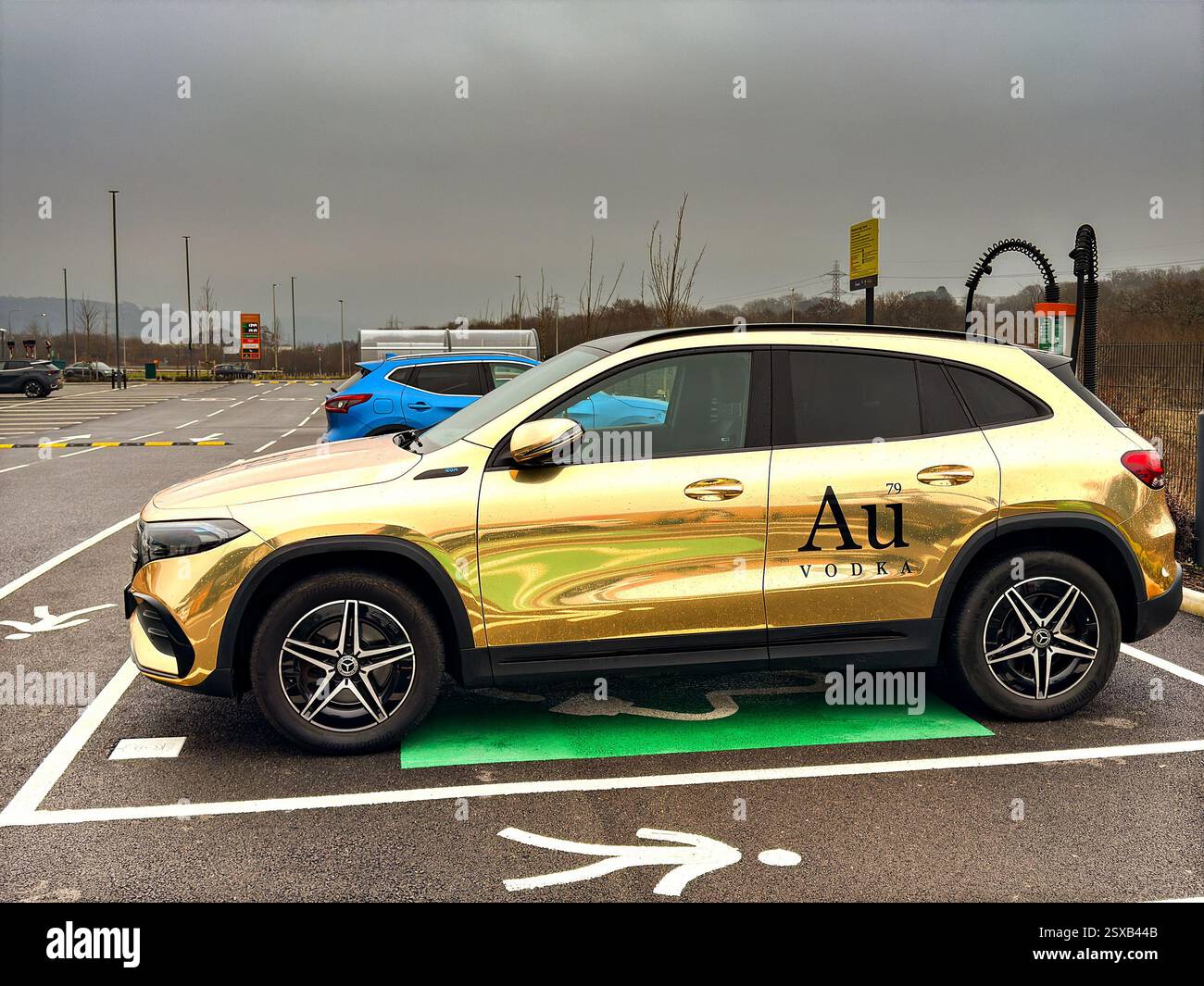 Pontyclun, Wales, Vereinigtes Königreich - 19. Februar 2025: Auto mit den Farben und dem Logo von Au Vodka, einer walisischen Brennerei. - Smartphone-aufgenommenes Stockfoto