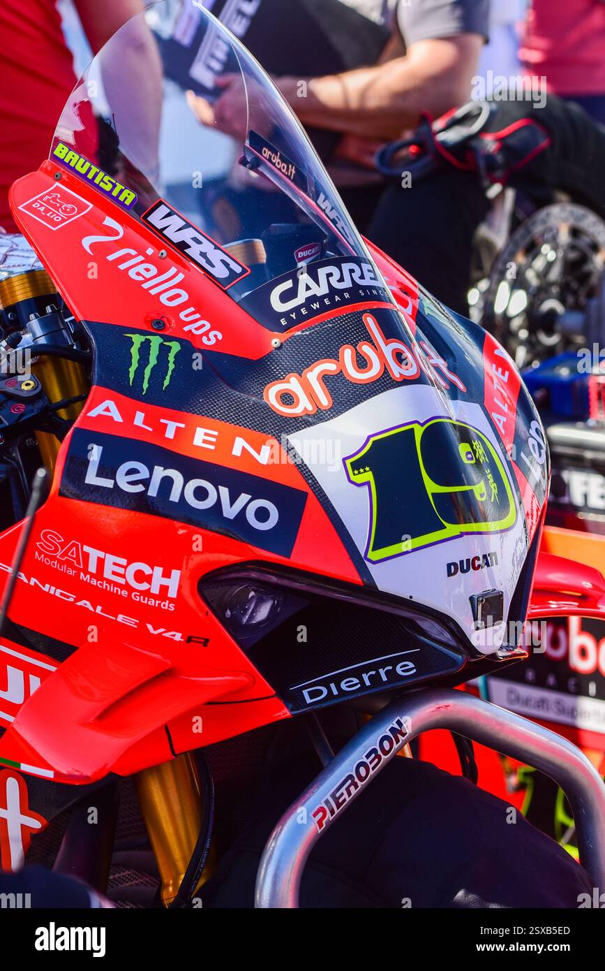 Phillip Island, Australien. Februar 2025. Die Vorderseite des Motorrads Nr. 19 von Alvaro Bautista ist auf der Startaufstellung des Phillip Island Grand Prix Circuit vor dem Superbike-Rennen der 38. Superbike FIM World Championship, Australian Round, zu sehen. Quelle: SOPA Images Limited/Alamy Live News Stockfoto