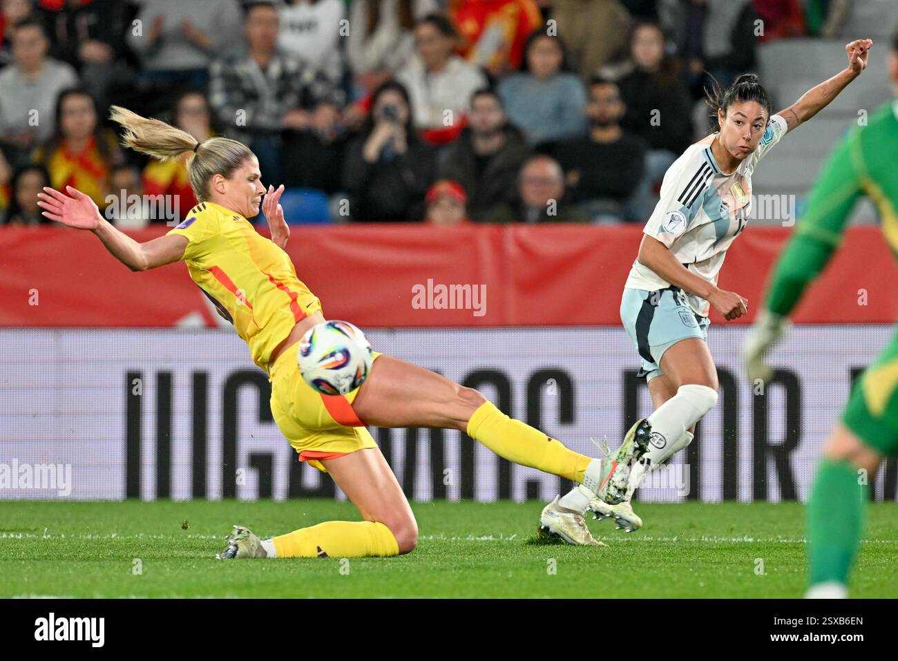Justine Vanhaevermaet (10) aus Belgien hat am ersten Spieltag in der Gruppe A3 des Wettbewerbs der Women's Nations League 2024-25 am Sonntag, den 21. Februar 2025 in Valencia, Spanien, gegen Leila Ouahabi (15) aus Spanien verteidigt. FOTO SPORTPIX | David Catry Stockfoto