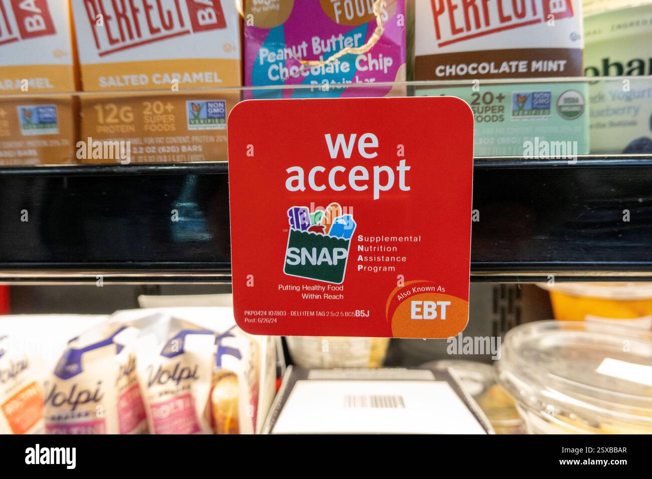 Lebensmitteleinzelhändler Supermarkt Werbung auf dem Schalen Sie akzeptieren amerikanische Lebensmittelmarken Zeichen Scheme SNAP oder EBT, Stock Photo Stockfoto