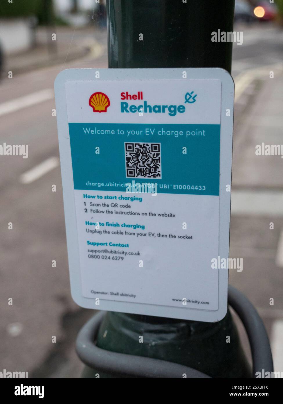 Schild für eine Shell-Ladestation an einer Straßenlaterne in Barnes, London, Großbritannien. Stockfoto