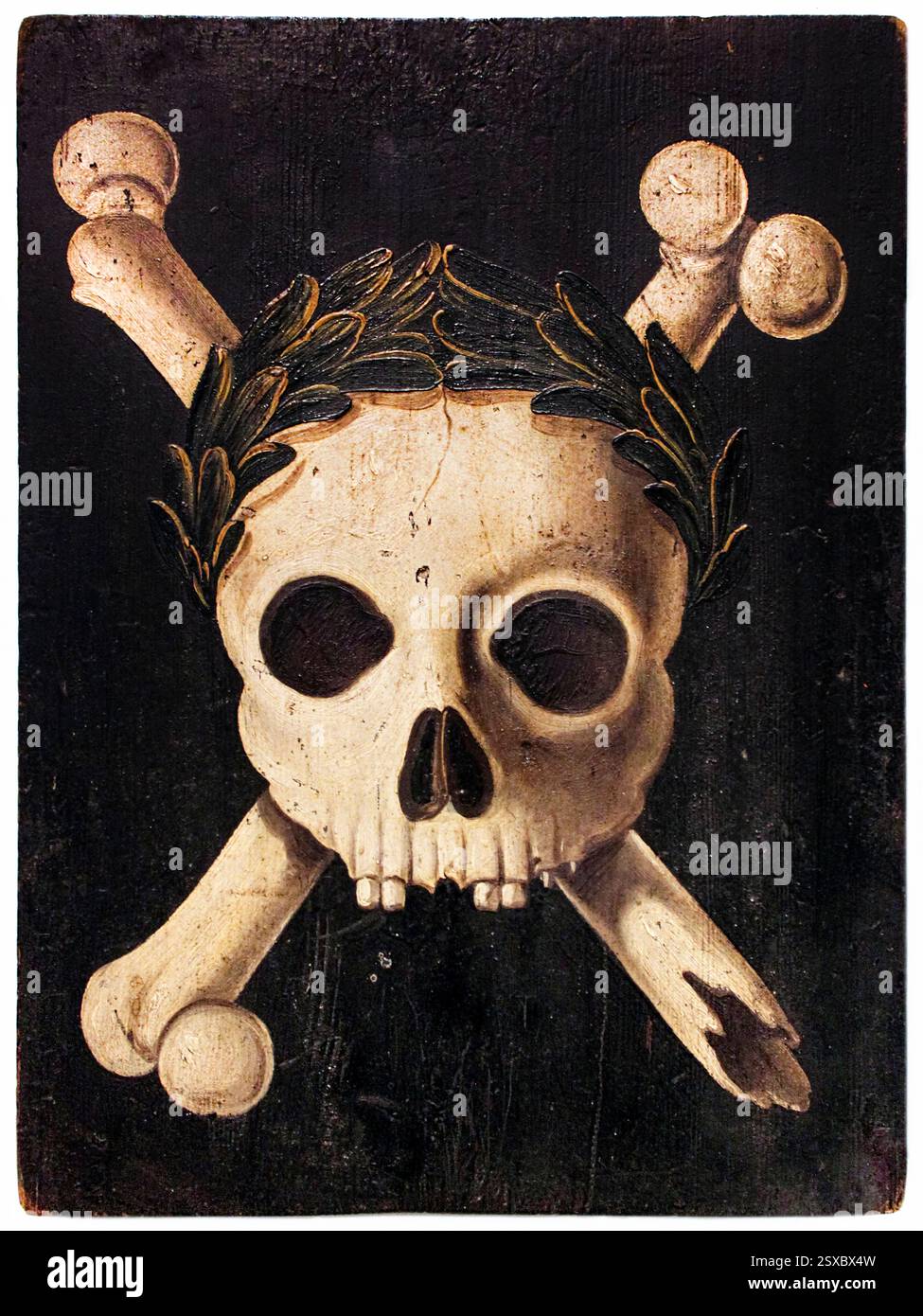 Pesttafel) zeigt einen Schädel und gekreuzte Knochen, die mit einem Lorbeerkranz verziert sind und die Sterblichkeit und den Triumph über den Tod symbolisieren. Paneele wie diese wurden in Augsburg, Deutschland, während der Bubonenpest-Ausbrüche zwischen 1632-1635 als Warnung an Hauswänden und Türen angebracht. Quelle: Deutsches Historisches Museum Berlin / Universal Art Archive Stockfoto