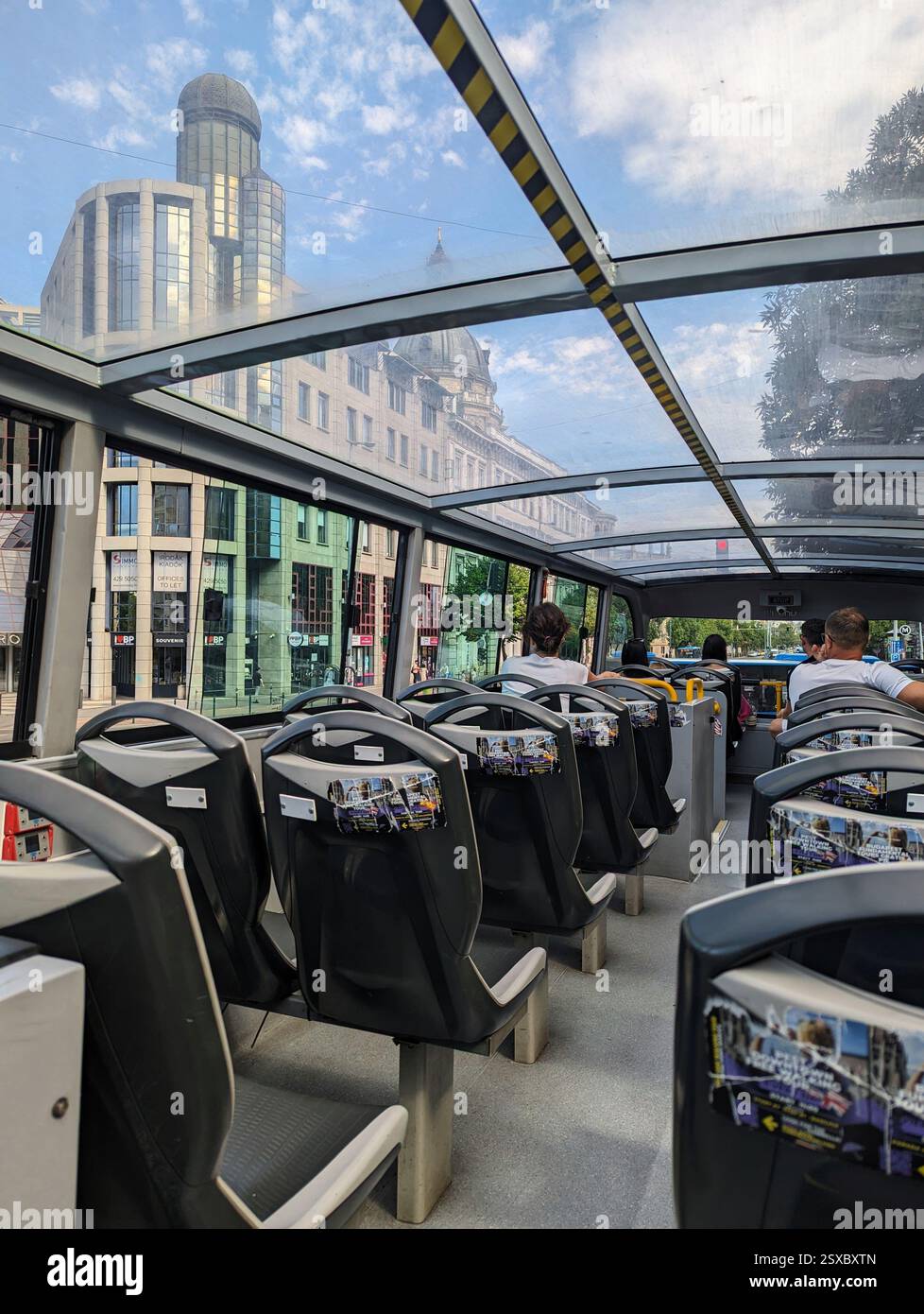 Erkunden Sie Budapest an Bord eines Stadtrundfahrt-Busses – genießen Sie den Panoramablick auf die atemberaubende Architektur und Wahrzeichen von einer Fahrt mit offenem Oberdeck aus! Stockfoto