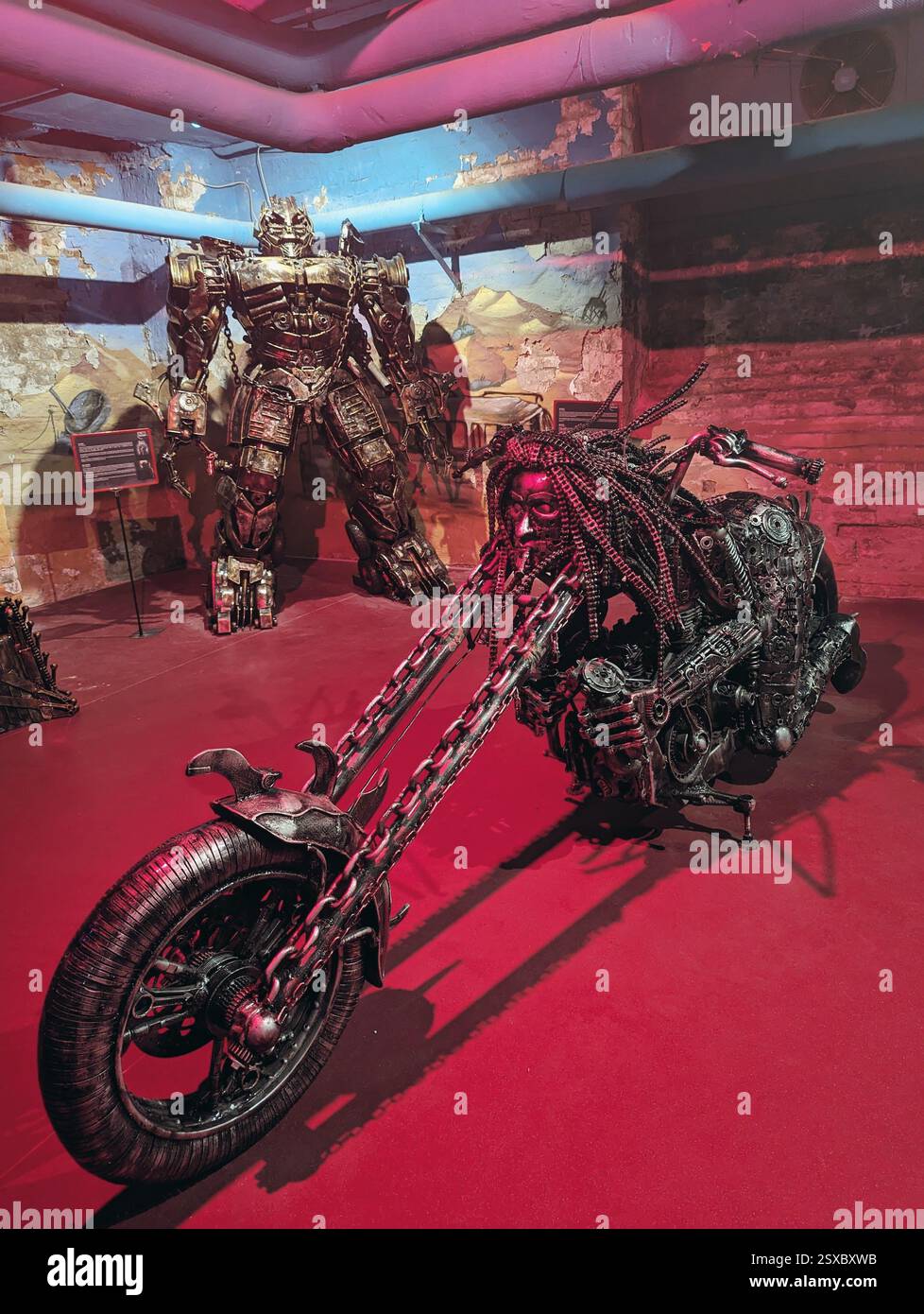 Eine atemberaubende Ausstellung im Trash Art Museum in Budapest, mit einem biomechanischen Motorrad und einem hoch aufragenden Schrottroboter. Stockfoto