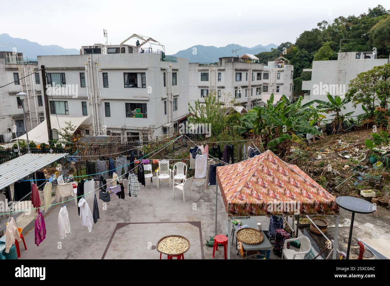 Hongkong. China- 02.13.2025. Allgemeine Umgebung eines typischen Dorfes in den New Territories mit neuen Gebäuden an der Seite eines traditionellen Dorfes. Stockfoto