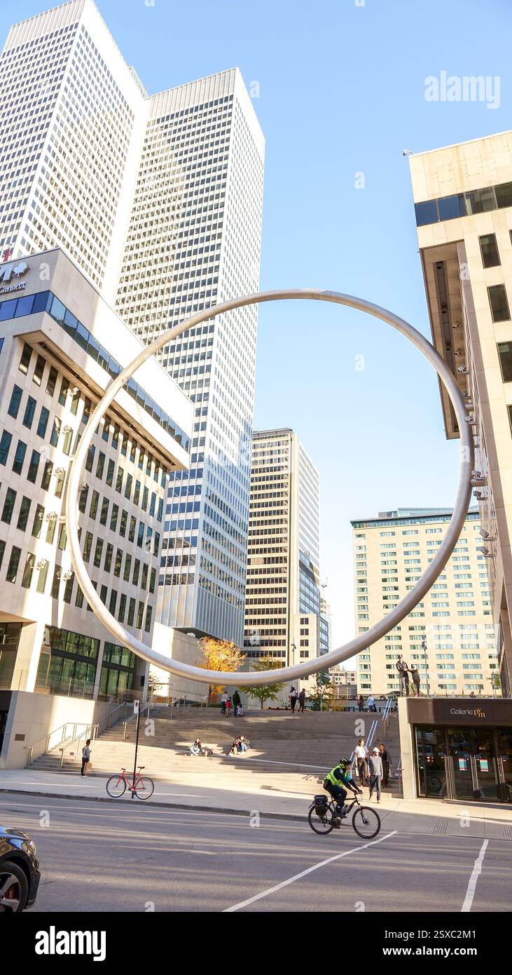 Das Ring-Kunstwerk in der Innenstadt von Montreal. Große Stahlkreiskonstruktion am Haupteingang zur Esplanade des Place Ville Marie. Montreal QC Kanada 10.22.2 Stockfoto