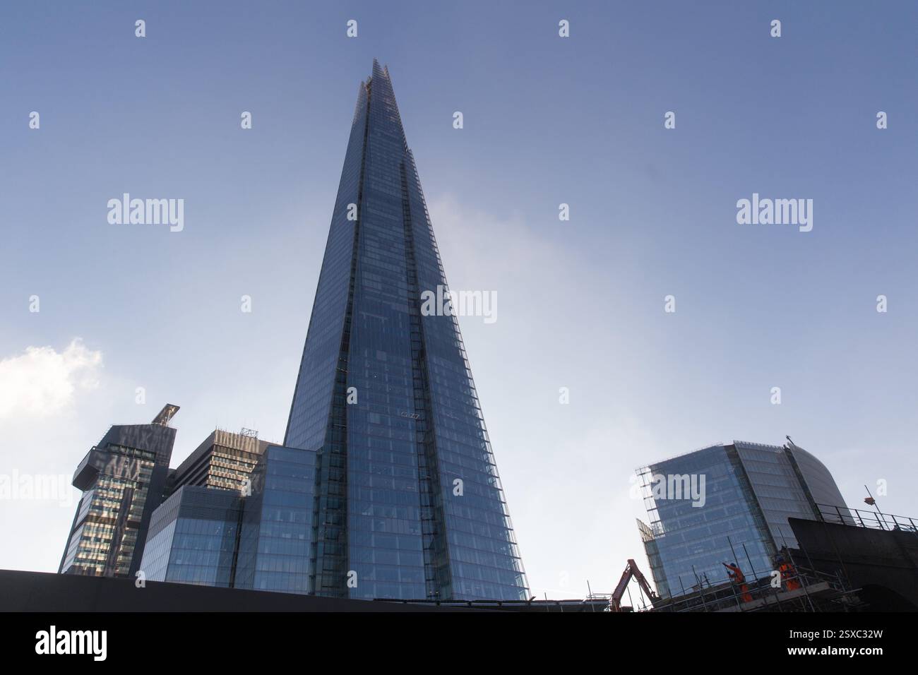 The Shard, Londons höchstes Gebäude, dominiert die Skyline. Die Bauarbeiten werden in der Nähe fortgesetzt. Stockfoto