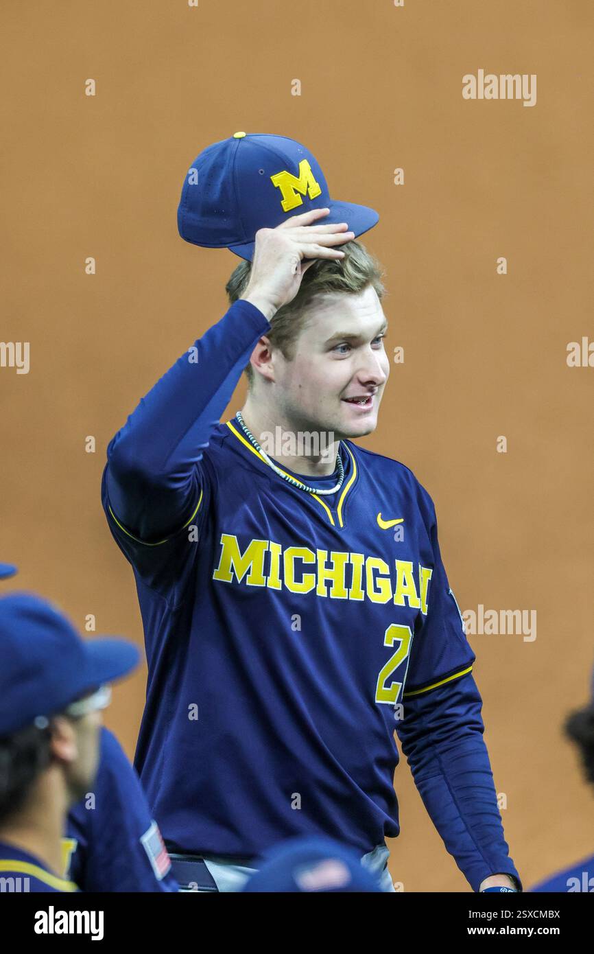 23. Februar 2025: Wolverine Pitcher Ricky Kidd (20) passt seinen Hut an ...