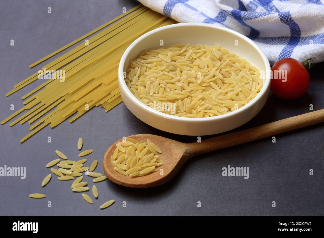 Semi di Orzo, italienische Nudeln in Form von Gerstenkörnern und Spaghetti, Pasta aus Italien Stockfoto