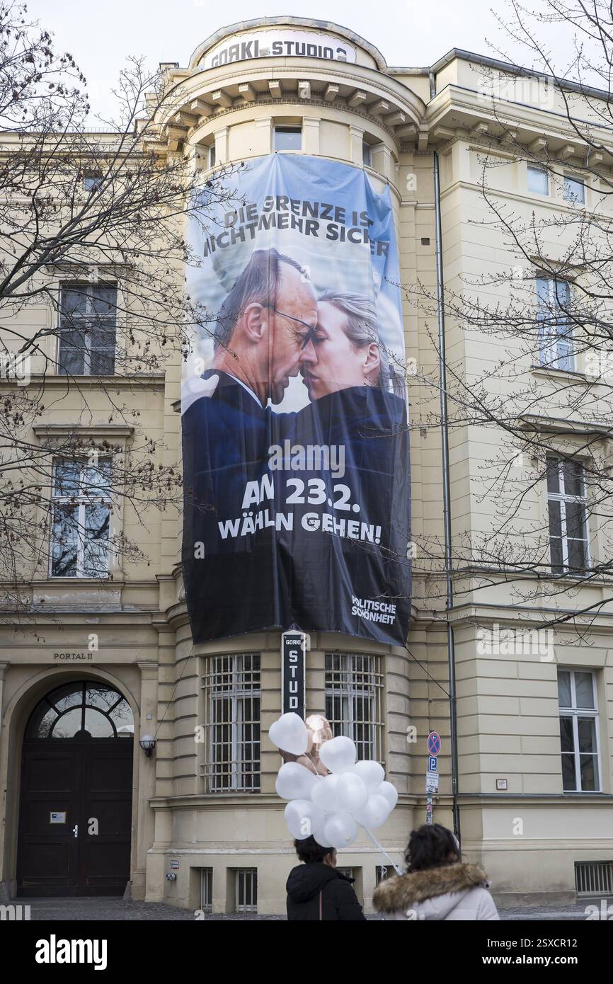 Ein großes Banner des Zentrums für politische Schönheit zeigt Friedrich Merz (CDU) und Alice Weidel (AfD) innig in einem KI-generierten Bild mit Stockfoto
