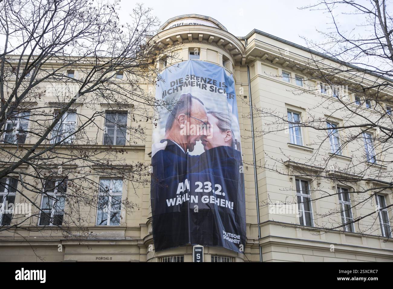 Ein großes Banner des Zentrums für politische Schönheit zeigt Friedrich Merz (CDU) und Alice Weidel (AfD) innig in einem KI-generierten Bild mit Stockfoto