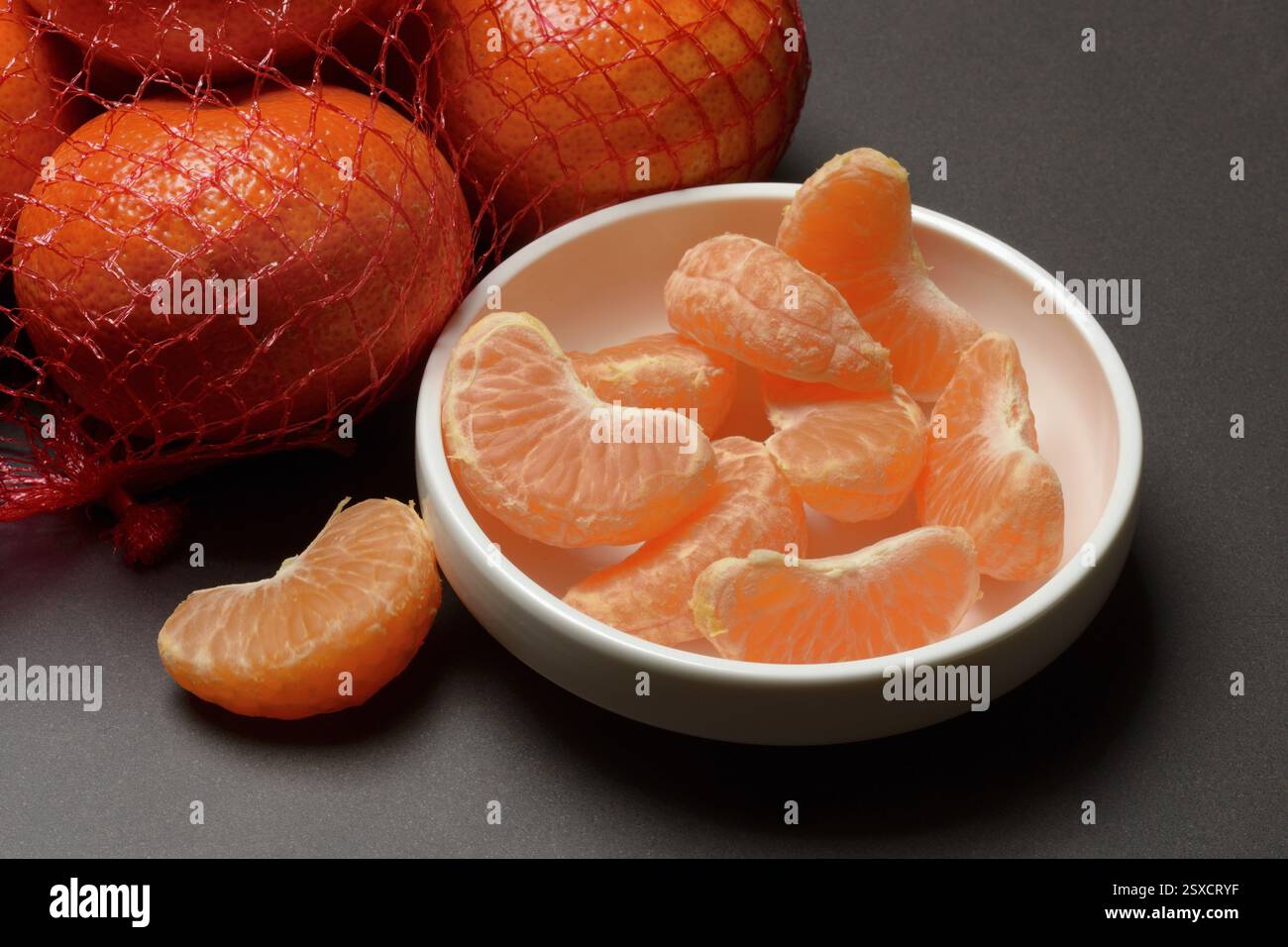 Clementinen und Clementinstücke in Schalen, Clementine Stockfoto