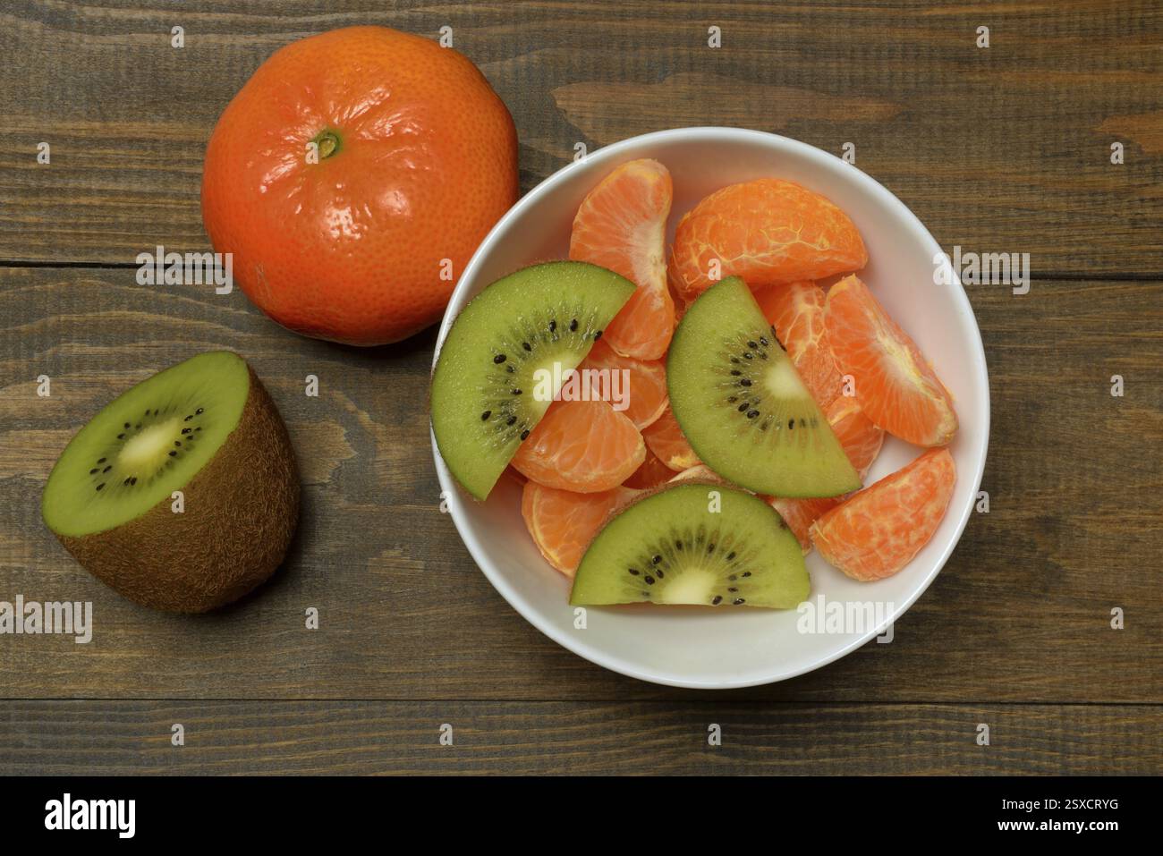 Klementinenstücke und Kiwi-Scheiben in Schalen Stockfoto
