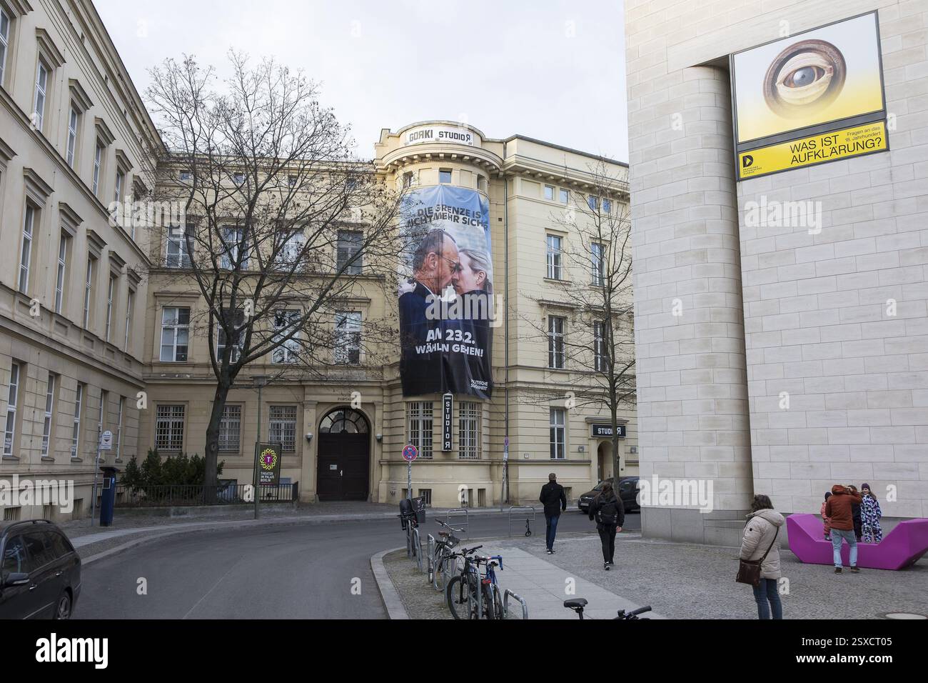 Ein großes Banner des Zentrums für politische Schönheit zeigt Friedrich Merz (CDU) und Alice Weidel (AfD) innig in einem KI-generierten Bild mit Stockfoto