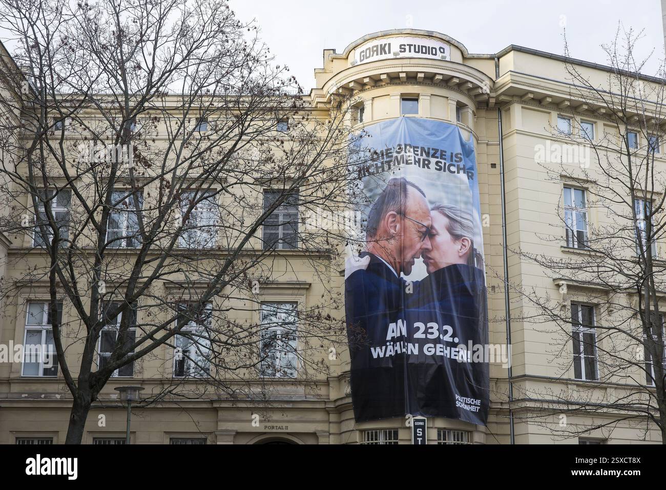 Ein großes Banner des Zentrums für politische Schönheit zeigt Friedrich Merz (CDU) und Alice Weidel (AfD) innig in einem KI-generierten Bild mit Stockfoto