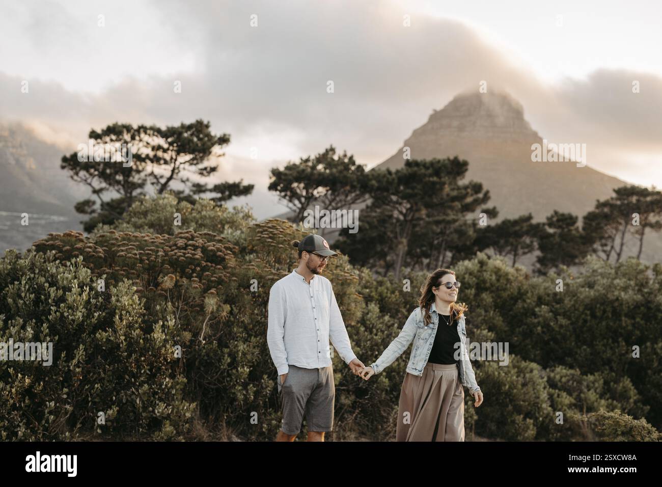 Pärchen stehen bei Sonnenuntergang vor Signal Hill, Kapstadt, Südafrika, Afrika Stockfoto