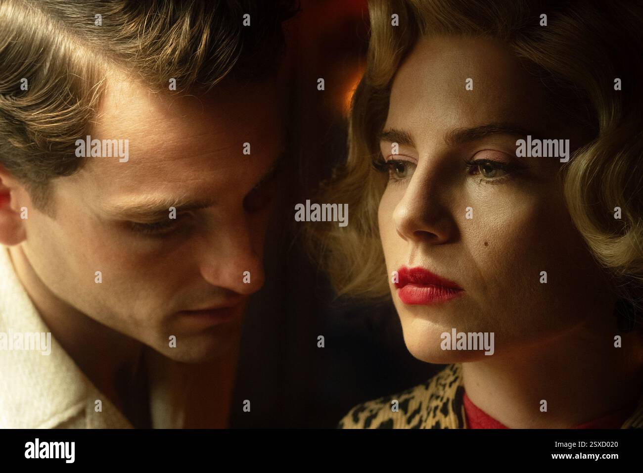 Undatiertes ITV-Handout Foto von A Cruel Love: The Ruth Ellis Story. Im Bild: Laurie Davidson als David Blakely und Lucy Boynton als Ruth Ellis. Sehen Sie sich das SHOWBIZ TV Ruth Ellis an. WARNUNG: Dieses Bild darf nur zur Begleitung des SHOWBIZ TV Ruth Ellis von PA verwendet werden. Stockfoto