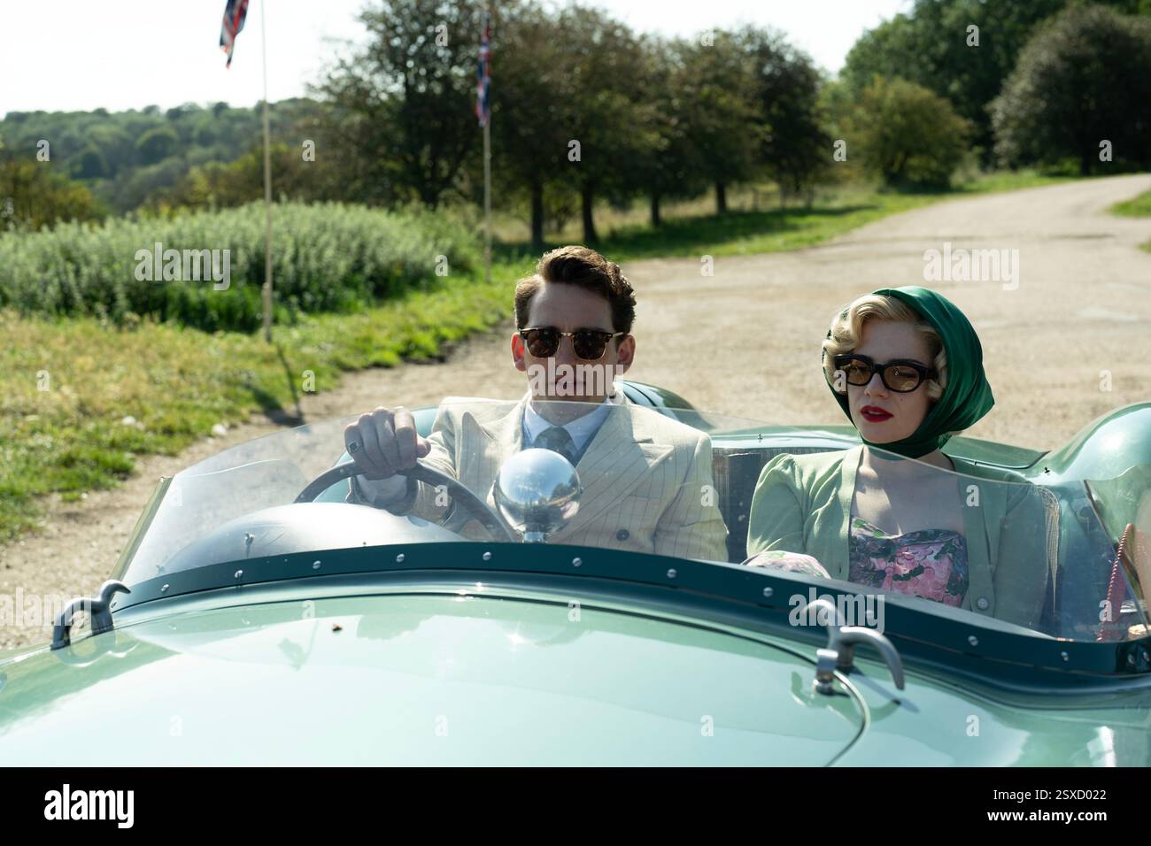 Undatiertes ITV-Handout Foto von A Cruel Love: The Ruth Ellis Story. Im Bild: Laurie Davidson als David Blakely und Lucy Boynton als Ruth Ellis. Sehen Sie sich das SHOWBIZ TV Ruth Ellis an. WARNUNG: Dieses Bild darf nur zur Begleitung des SHOWBIZ TV Ruth Ellis von PA verwendet werden. Stockfoto