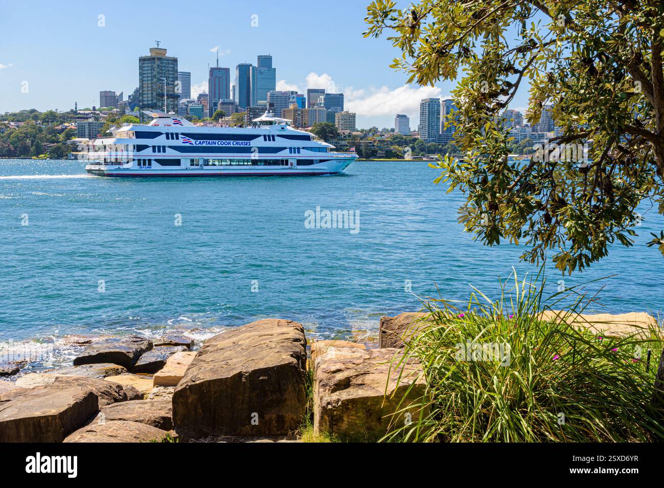 Ein Boot von Captain Cook Cruises fährt vorbei an Marrinawi Cove, Barangaroo Reserve, Sydney, New South Wales, Australien Stockfoto