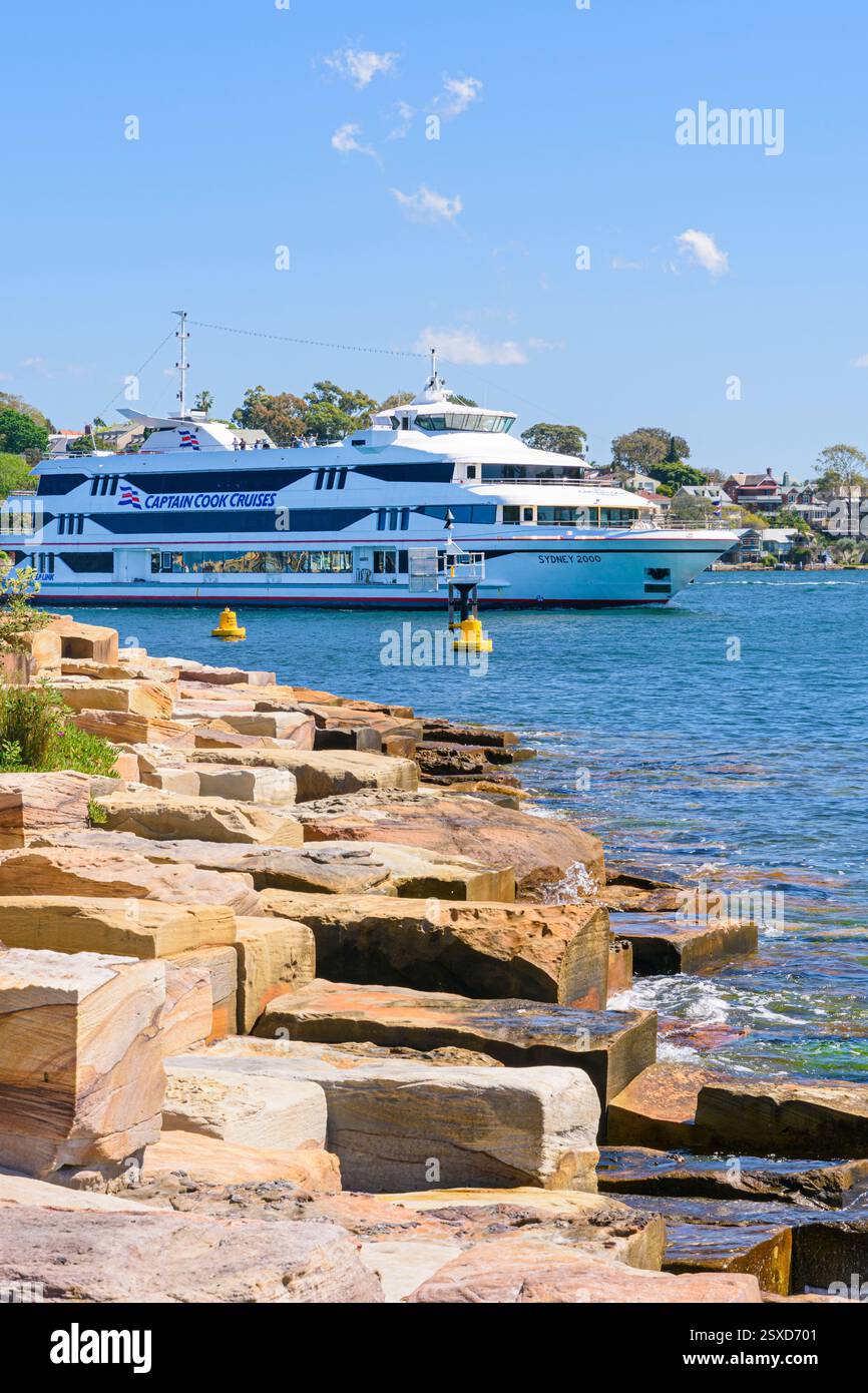 Ein Boot von Captain Cook Cruises fährt vorbei an Marrinawi Cove, Barangaroo Reserve, Sydney, New South Wales, Australien Stockfoto