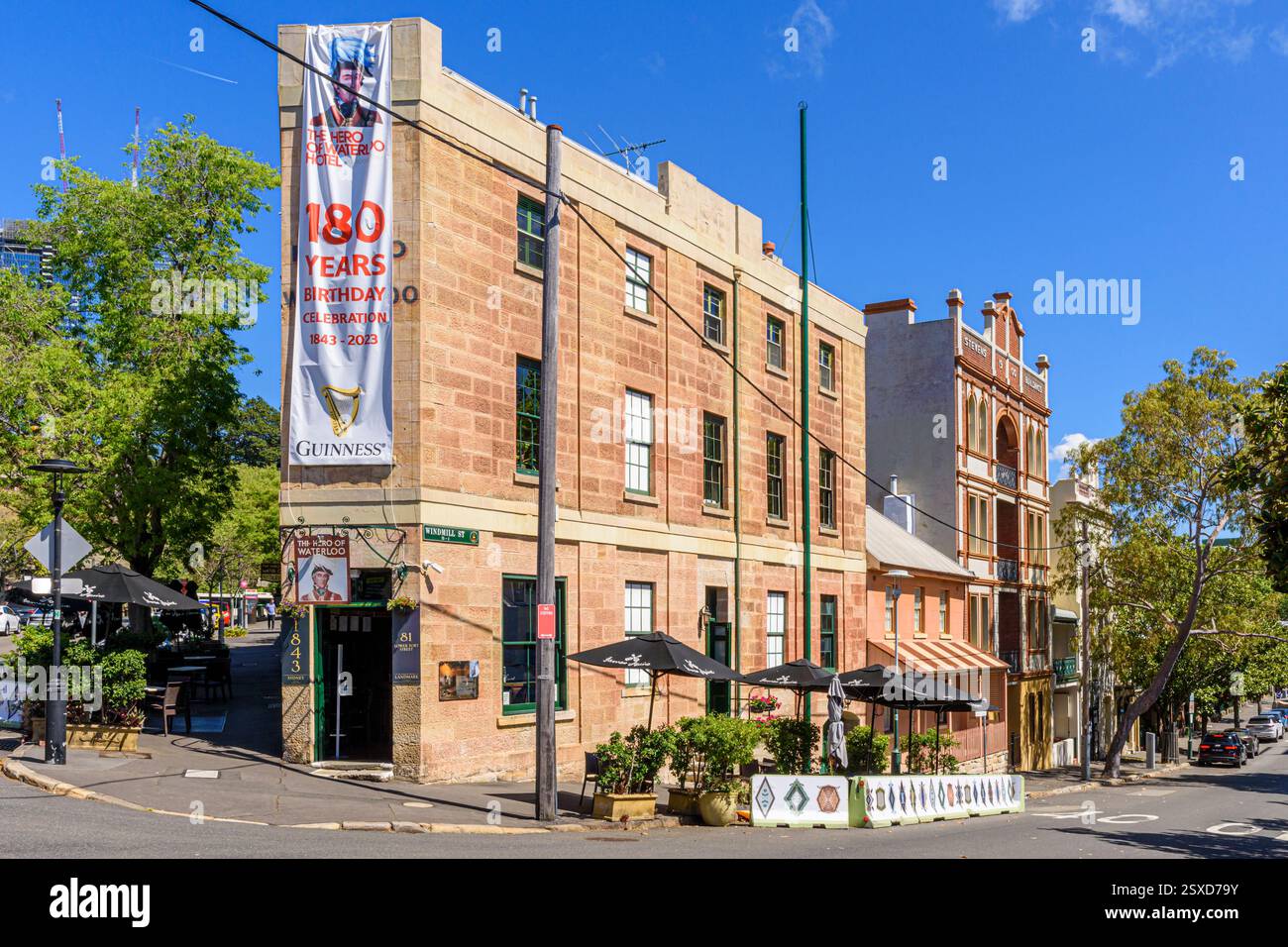 Das Stone Hero of Waterloo Hotel wurde im Old Colonial Regency-Stil erbaut und ist umgeben von historischen Gebäuden in Millers Point, Sydney, NSW, Australien Stockfoto