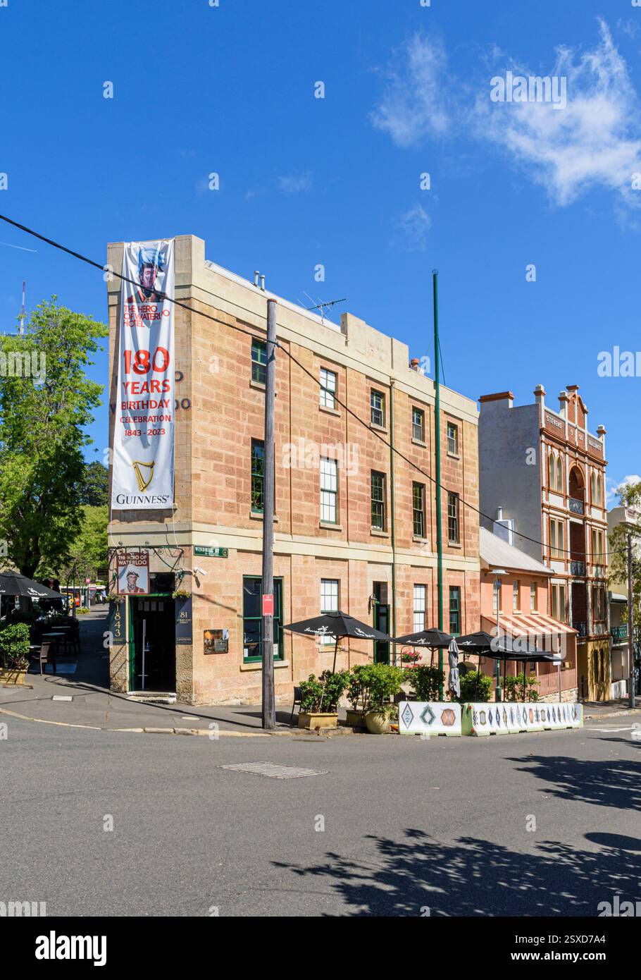 Das Stone Hero of Waterloo Hotel wurde im Old Colonial Regency-Stil erbaut und ist umgeben von historischen Gebäuden in Millers Point, Sydney, NSW, Australien Stockfoto