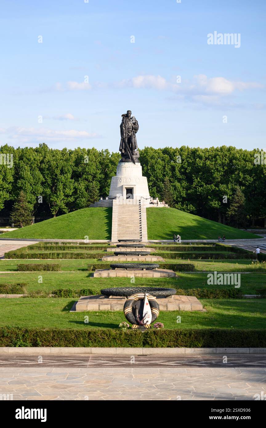 Berlin. Deutschland. Das sowjetische Kriegsdenkmal im Treptower Park erinnert an sowjetische Soldaten, die in der Schlacht von Berlin im April bis Mai 1945 gefallen sind. Der Brennpunkt o Stockfoto
