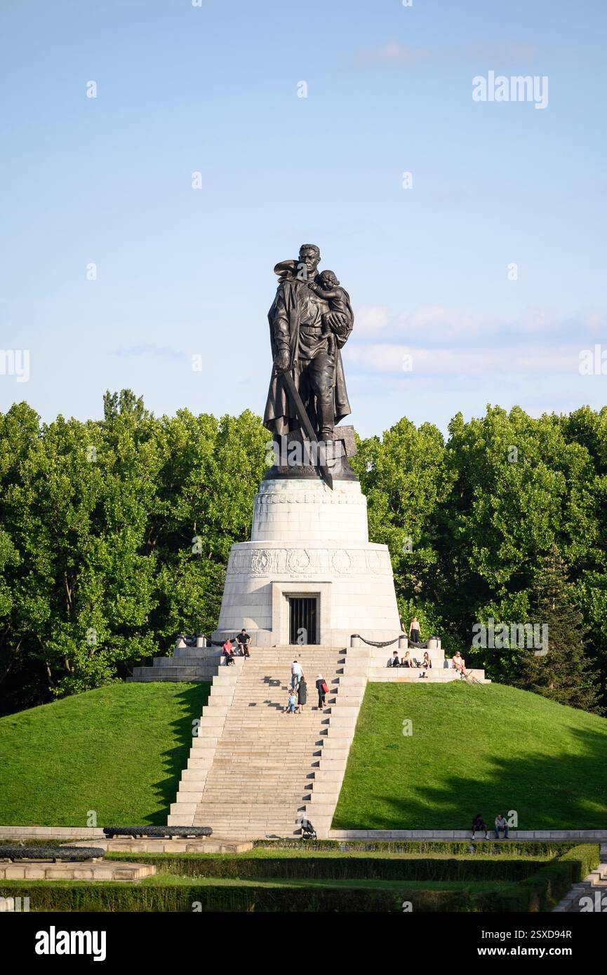 Berlin. Deutschland. Das sowjetische Kriegsdenkmal im Treptower Park erinnert an sowjetische Soldaten, die in der Schlacht von Berlin im April bis Mai 1945 gefallen sind. Der Brennpunkt o Stockfoto