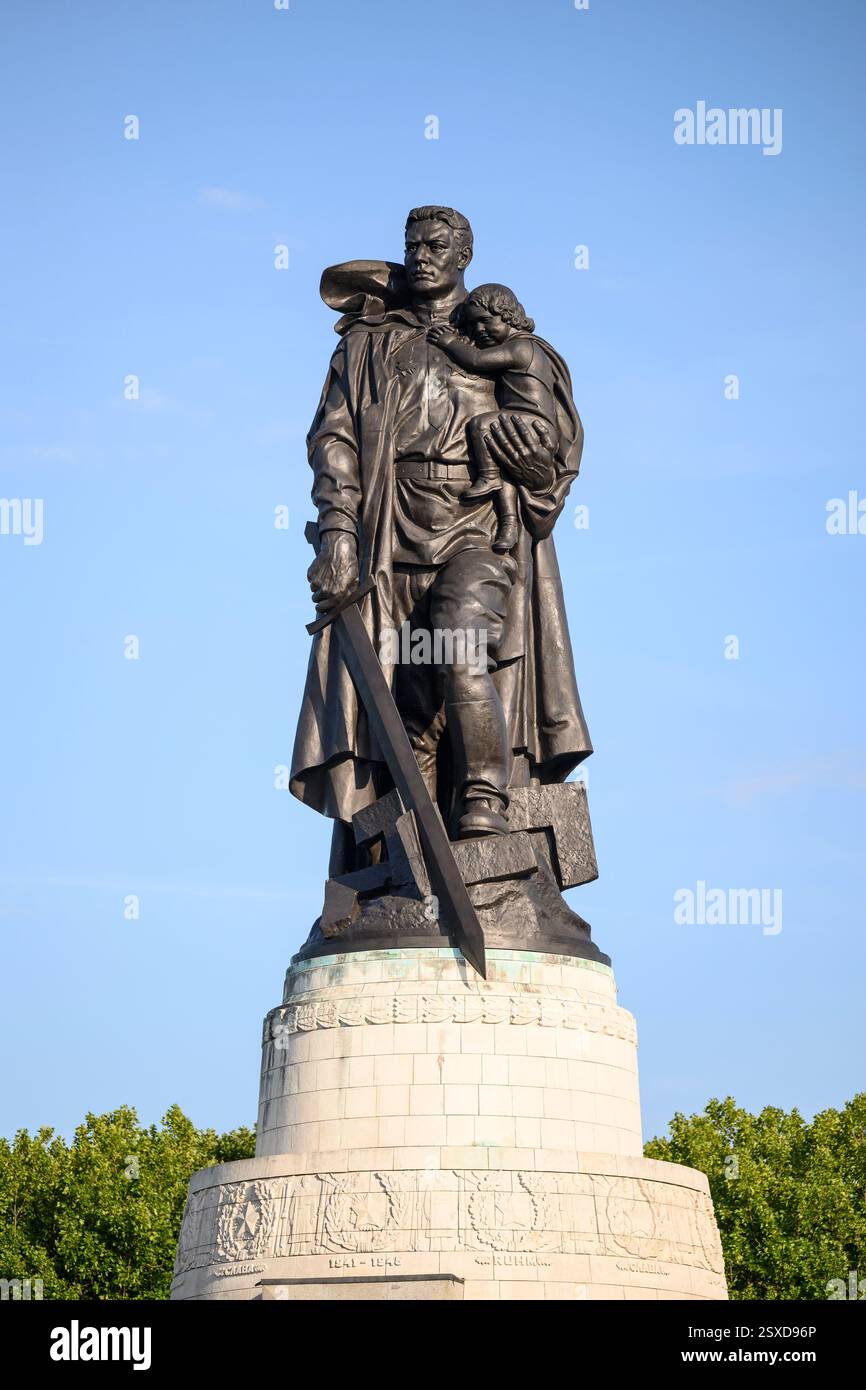 Berlin. Deutschland. Das sowjetische Kriegsdenkmal im Treptower Park erinnert an sowjetische Soldaten, die in der Schlacht von Berlin im April bis Mai 1945 gefallen sind. Der Brennpunkt o Stockfoto