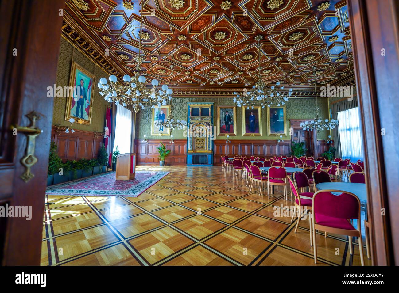 Im Wiener Rathaus. Rathaus Innenraum des Sitzungssaals des Stadtsenats mit Banketttischen, Kunst und Podium in Österreich. Stockfoto