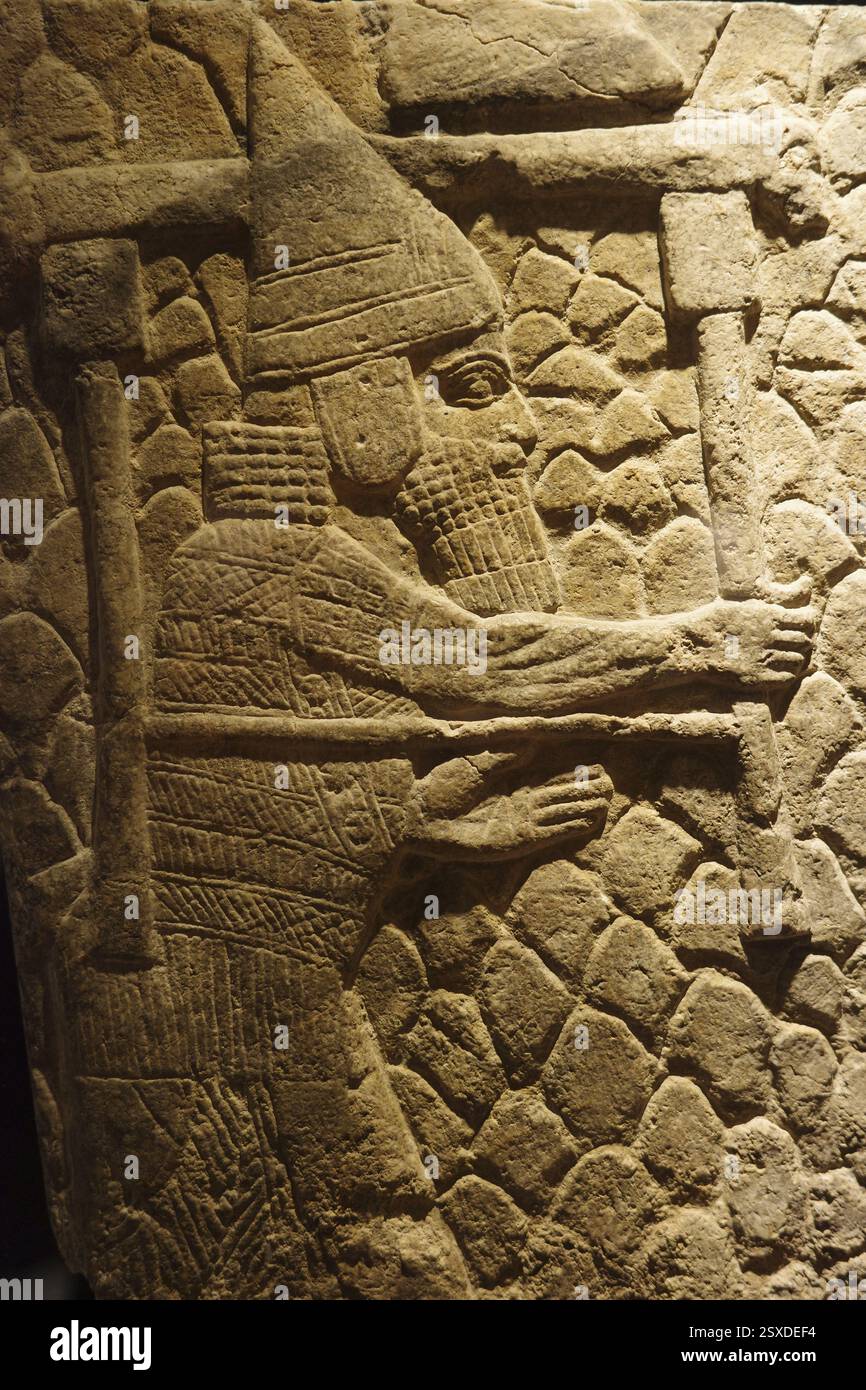 Rom. Italien. Relief mit assyrischen Soldaten, die Beute aus einer Stadt in der Levante transportieren. Vom Südwesten Palast von Sennacherib in Ninive. Neo-As Stockfoto