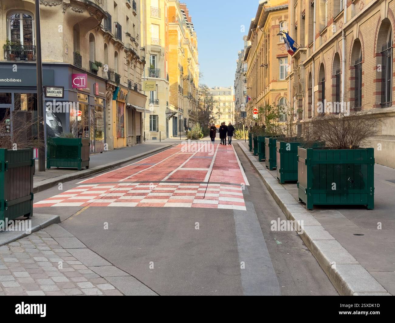Die städtische Straßenumgestaltung lädt zu gemütlichen Spaziergängen im Herzen der Stadt ein Stockfoto