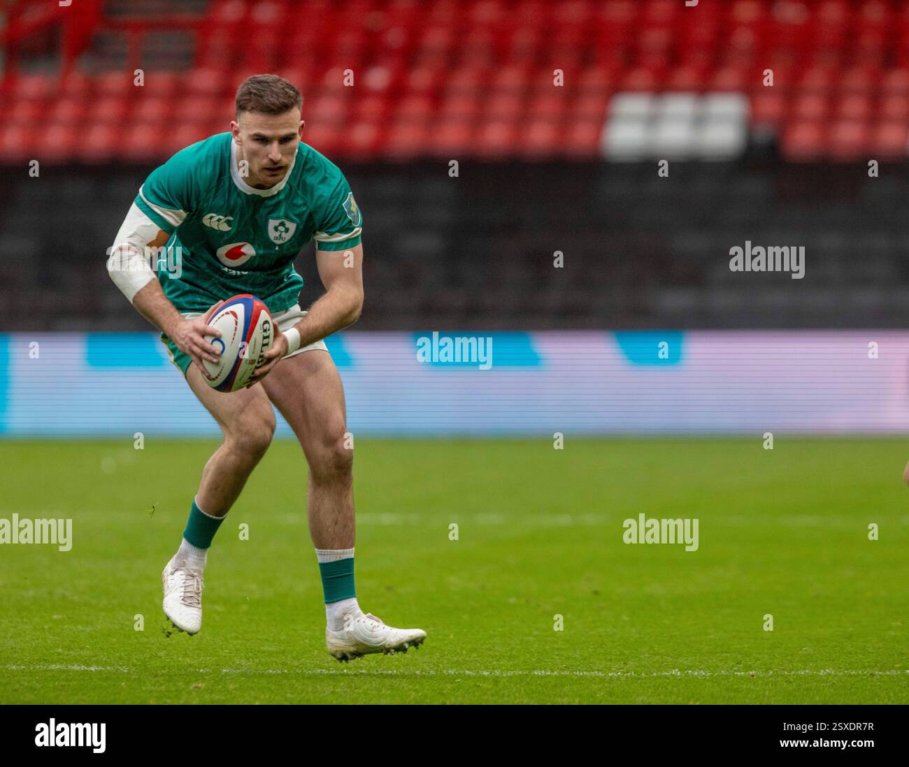 Shane Daly (Cork Constitution/Munster) macht eine Gänsehaut, als er mit dem Ball International Rugby Ein Team-Match in Ashton Gate, Bristol England, spielt Stockfoto