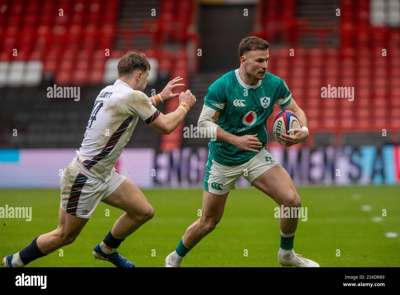 Tobias Elliott (Saracens, Harrow Rugby Club) steht kurz vor dem Kampf gegen Shane Daly (Cork Constitution/Munster) International Rugby in Ashton Gate, Stockfoto