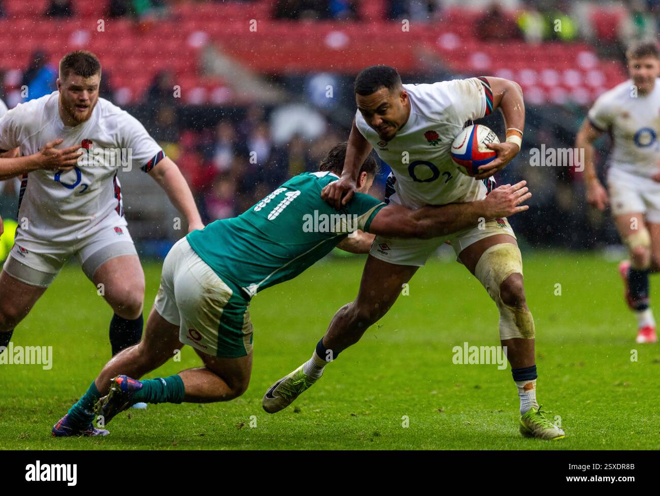 Shayne Bolton (Connacht) gegen Gabriel Oghre (Bristol Bears, Walcot RFC) International Rugby Ein Team-Match im Ashton Gate, Bristol England Rug Stockfoto