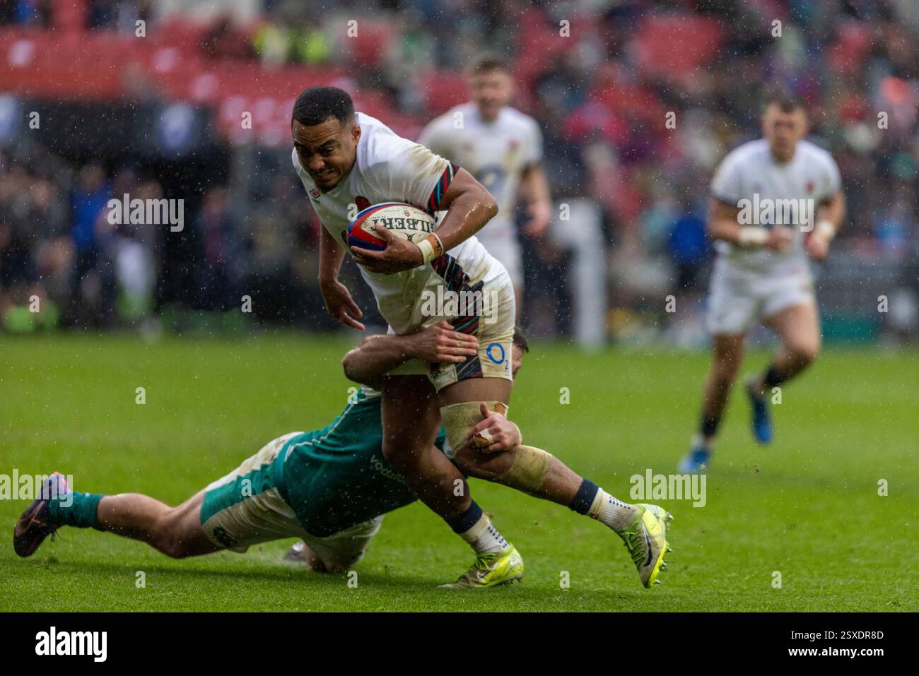 Shayne Bolton (Connacht) gegen Gabriel Oghre (Bristol Bears, Walcot RFC) International Rugby Ein Team-Match im Ashton Gate, Bristol England Rug Stockfoto