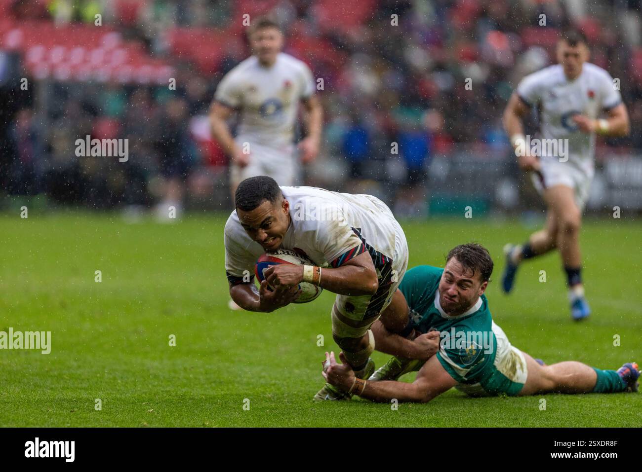 Shayne Bolton (Connacht) gegen Gabriel Oghre (Bristol Bears, Walcot RFC) International Rugby Ein Team-Match im Ashton Gate, Bristol England Rug Stockfoto