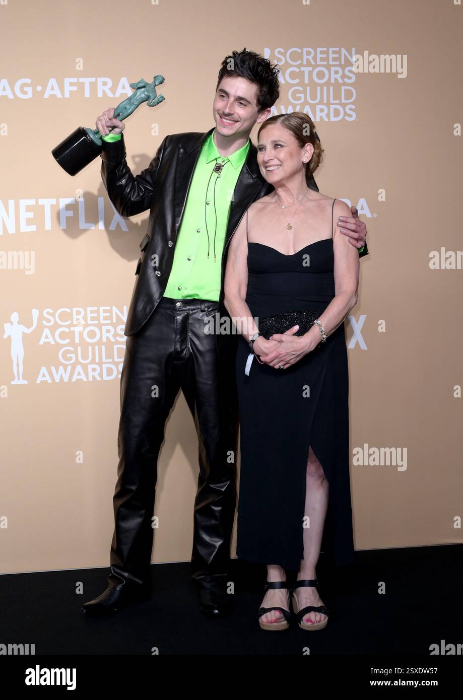 Los Angeles, USA. Februar 2025. LOS ANGELES, USA. 23. Februar 2025: Timothee Chalamet und Mutter Nicole Flender bei den Screen Actors Guild Awards 2025. Bildnachweis: Paul Smith/Alamy Live News Stockfoto