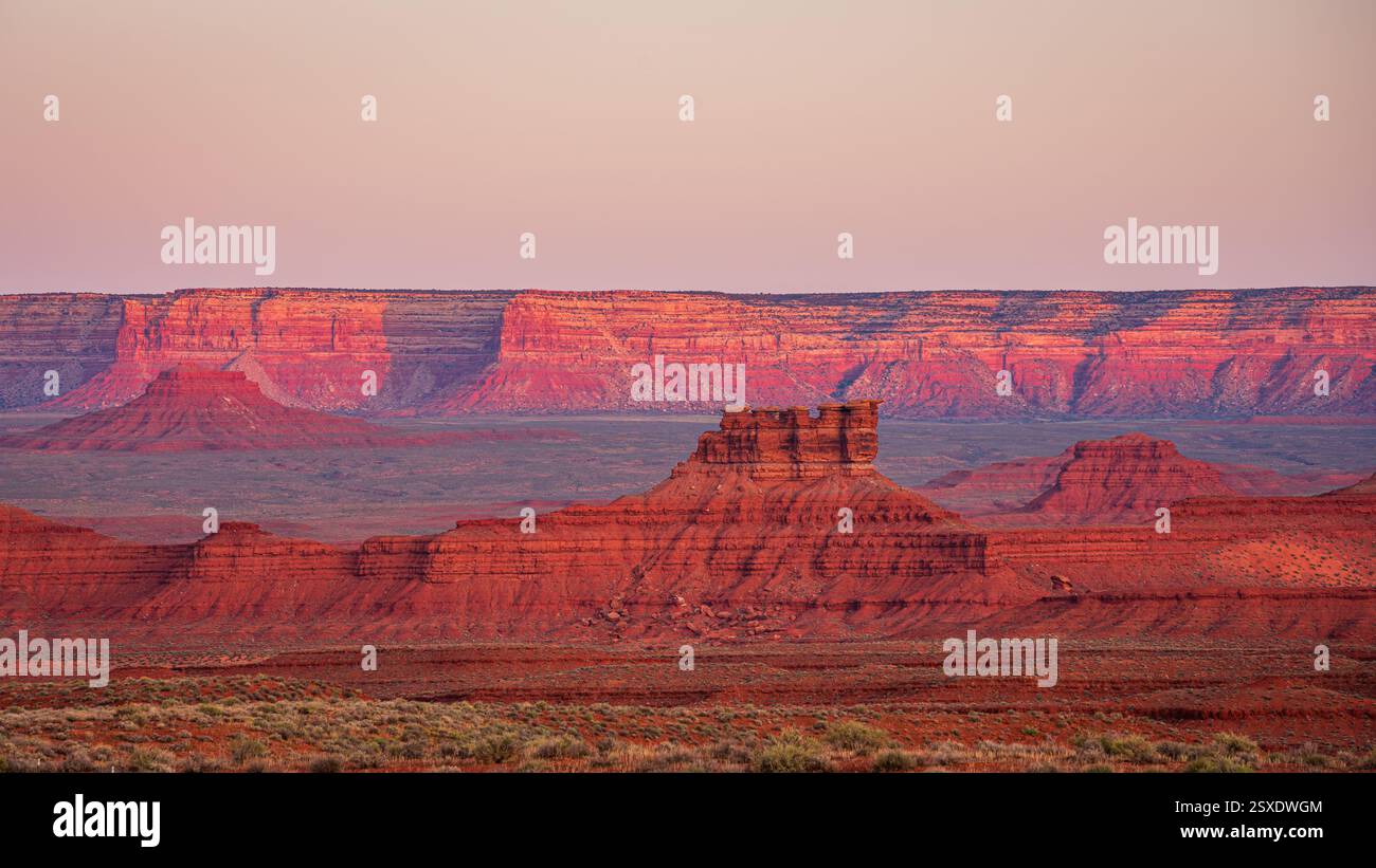 Rosafarbene und rote Sandsteinformationen bei Sonnenaufgang Stockfoto