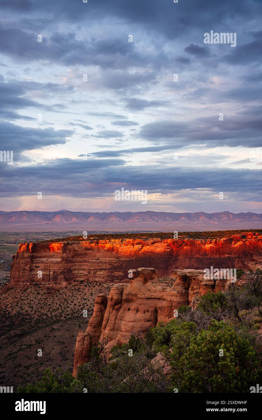 Sonnenuntergang leuchtet auf roten Felsformationen Stockfoto