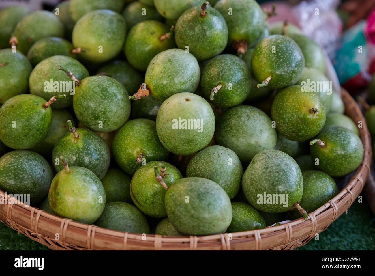 Nahaufnahme der grünen Passionsfrucht auf dem Markt Stockfoto