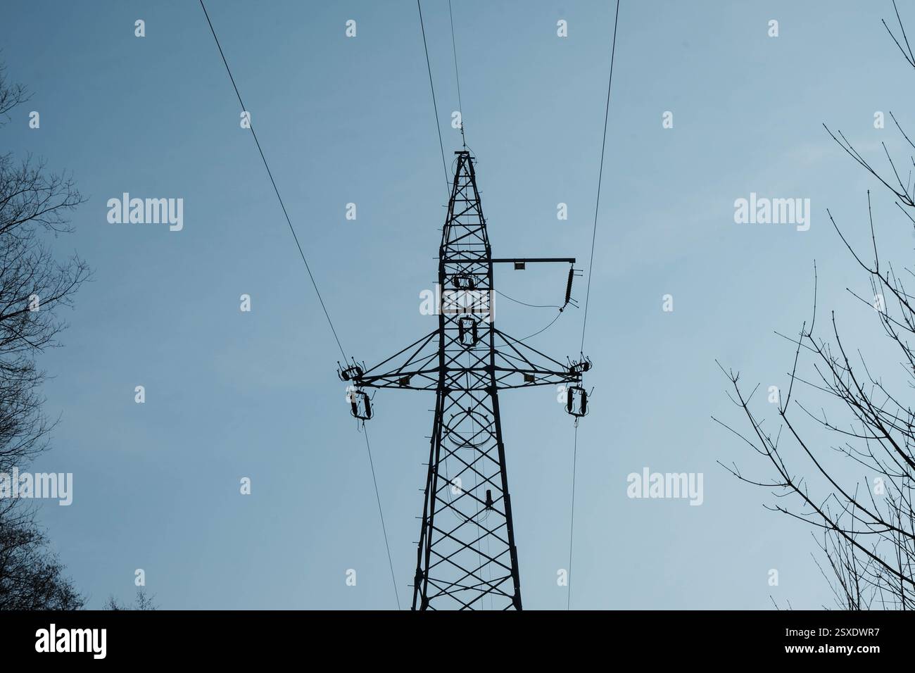 Elektrische Pol gegen blauen Himmel Stockfoto