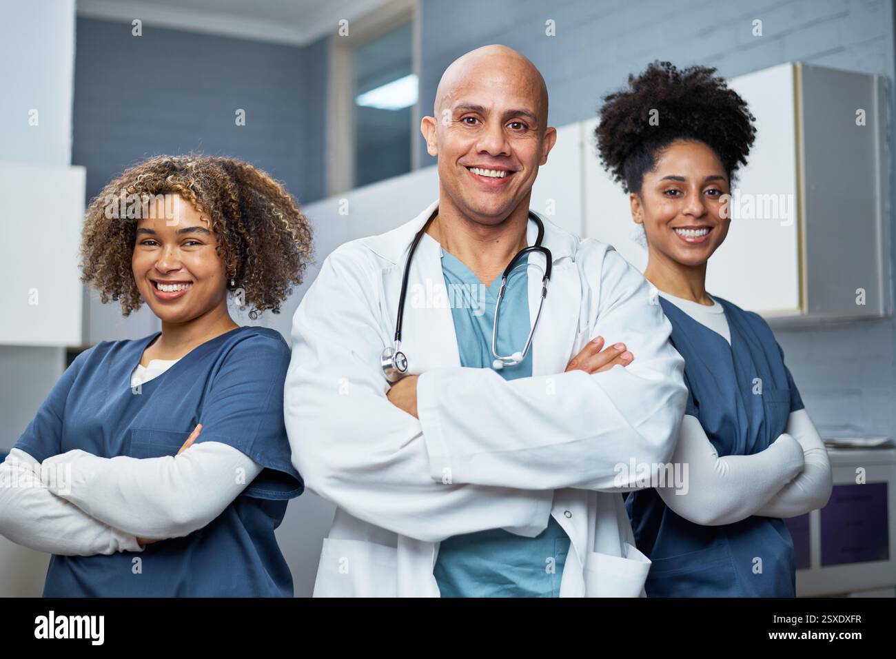 Confident Medical Team of Diverse Professionals Smiling at the Camera in a Modern Clinic Setting Stockfoto