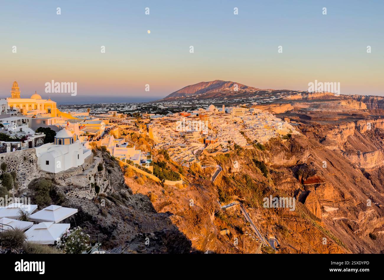 Sonnenuntergang über Fira Stadt mit Blick auf den Mond, Sanotorin Griechenland - Smartphone-aufgenommenes Stockfoto