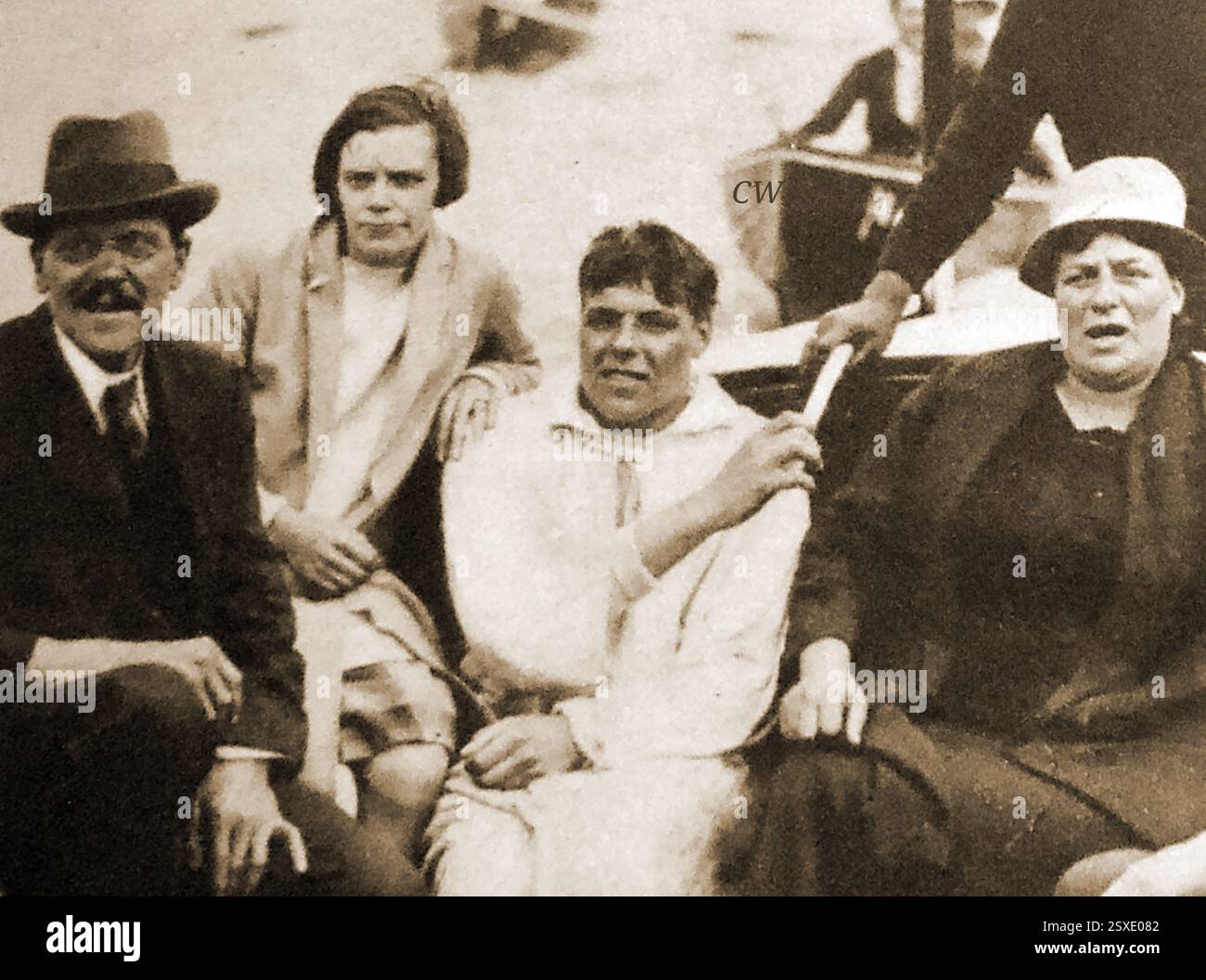 1927 englischer Kanalschwimmer Edward H Temme (1904 – 20 1978) nach dem Schwimmen in 14 Stunden und 29 Minuten. Er war ein Londoner Versicherungsmitarbeiter und der erste Mann, der den Ärmelkanal in beide Richtungen überquerte, von Frankreich nach England im August 1927 und von England Frankreich am 18. August 1934. Er war auch ein olympischer Wasserpolo-Spieler Stockfoto