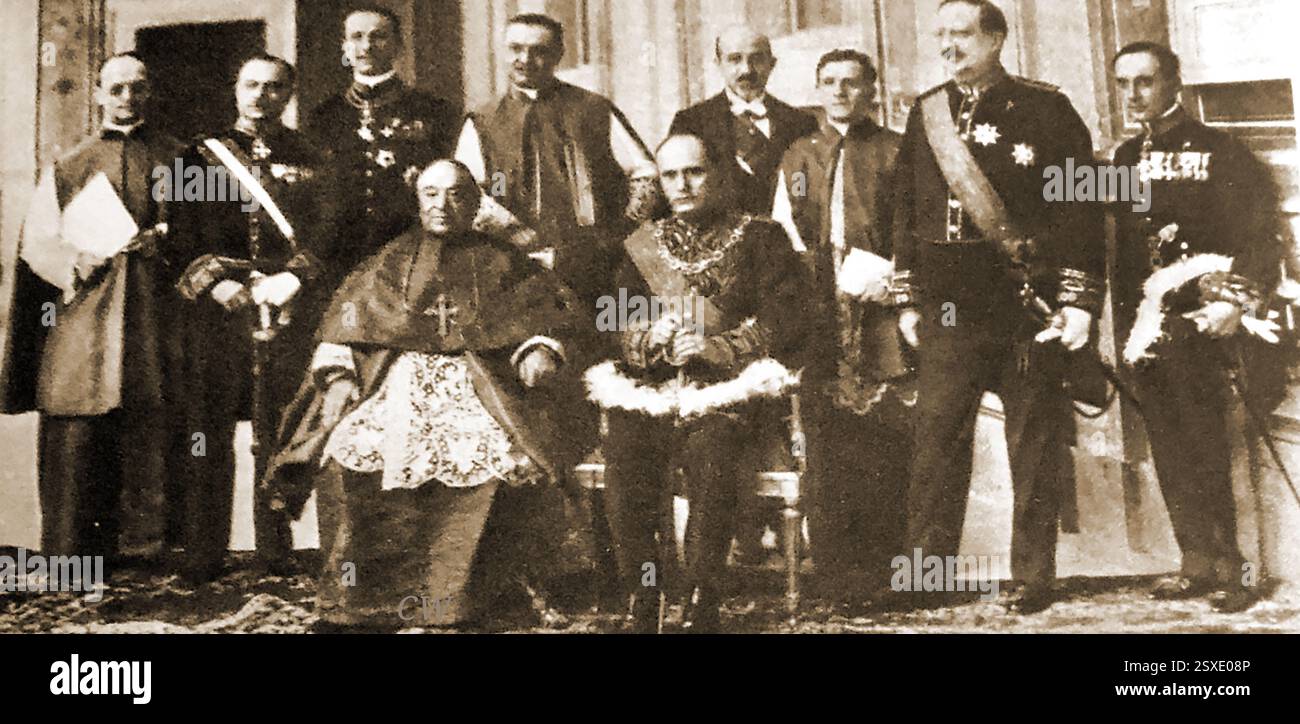 1929 Lateranvertrag – Kardinal Gasparri (links sitzend) bei der Gründung des Vatikanischen Staates. ----- Patti Lateranensi del 1929 - Cardinale Gasparri (seduto) alla creazione dello Stato Vaticano. ----- Stockfoto