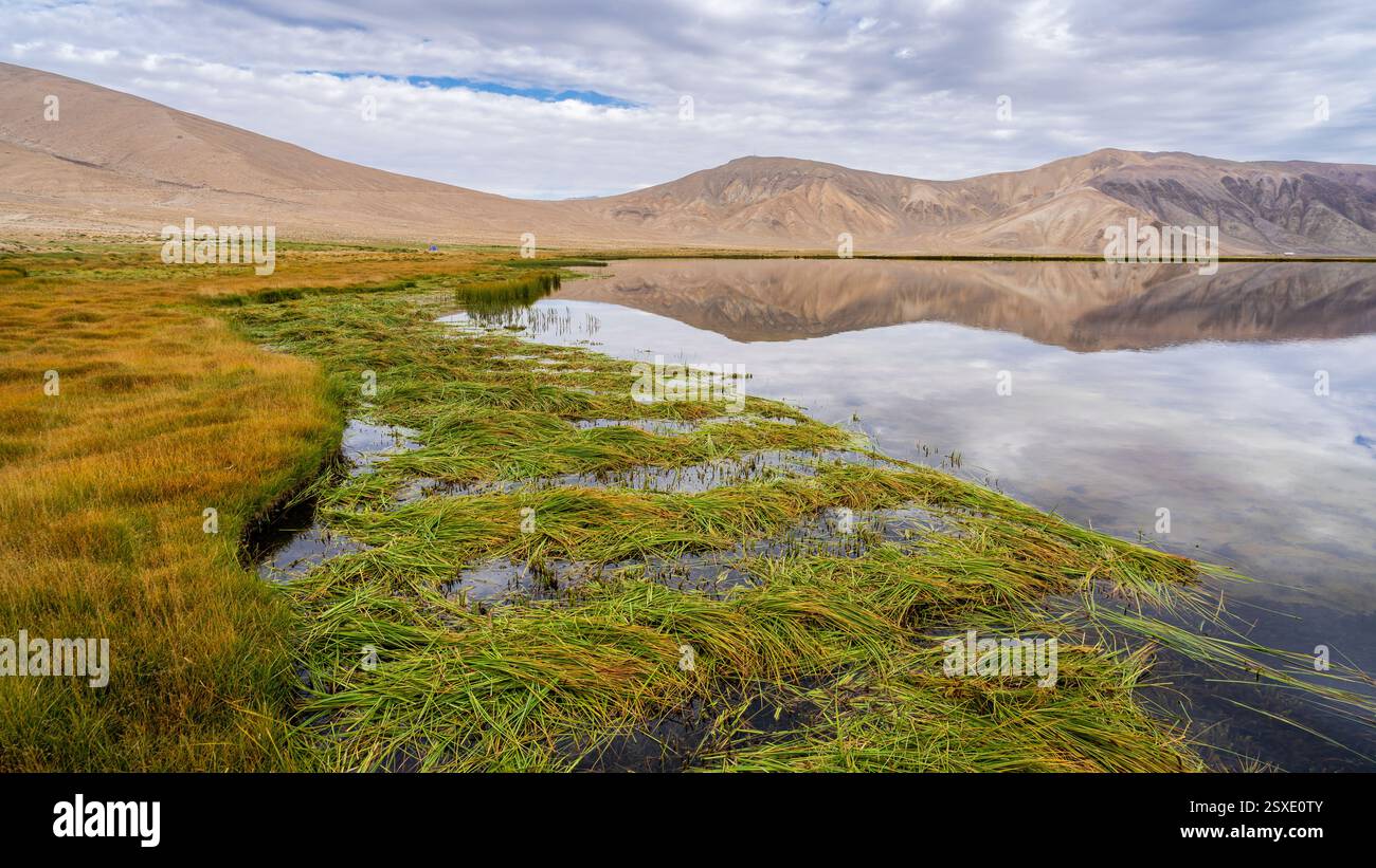 Malerischer Blick auf die Landschaft mit farbenfrohen Bergen im hochgelegenen Bulunkul-See, Murghab, Gorno-Badakhshan, Tadschikistan Pamir Stockfoto