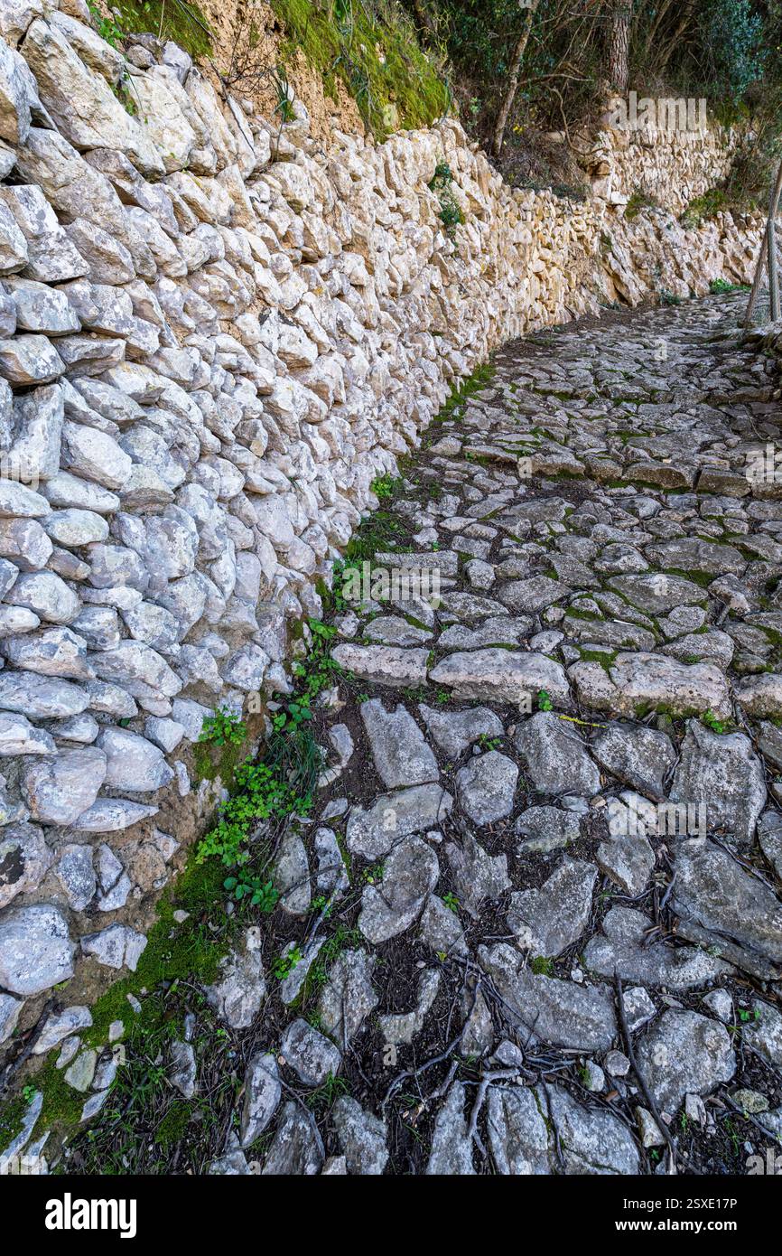 Mauer und Pfad aus lebendigem Stein ohne Mörtel, Randa, Algaida, Mallorca, Balearen, Spanien. Stockfoto