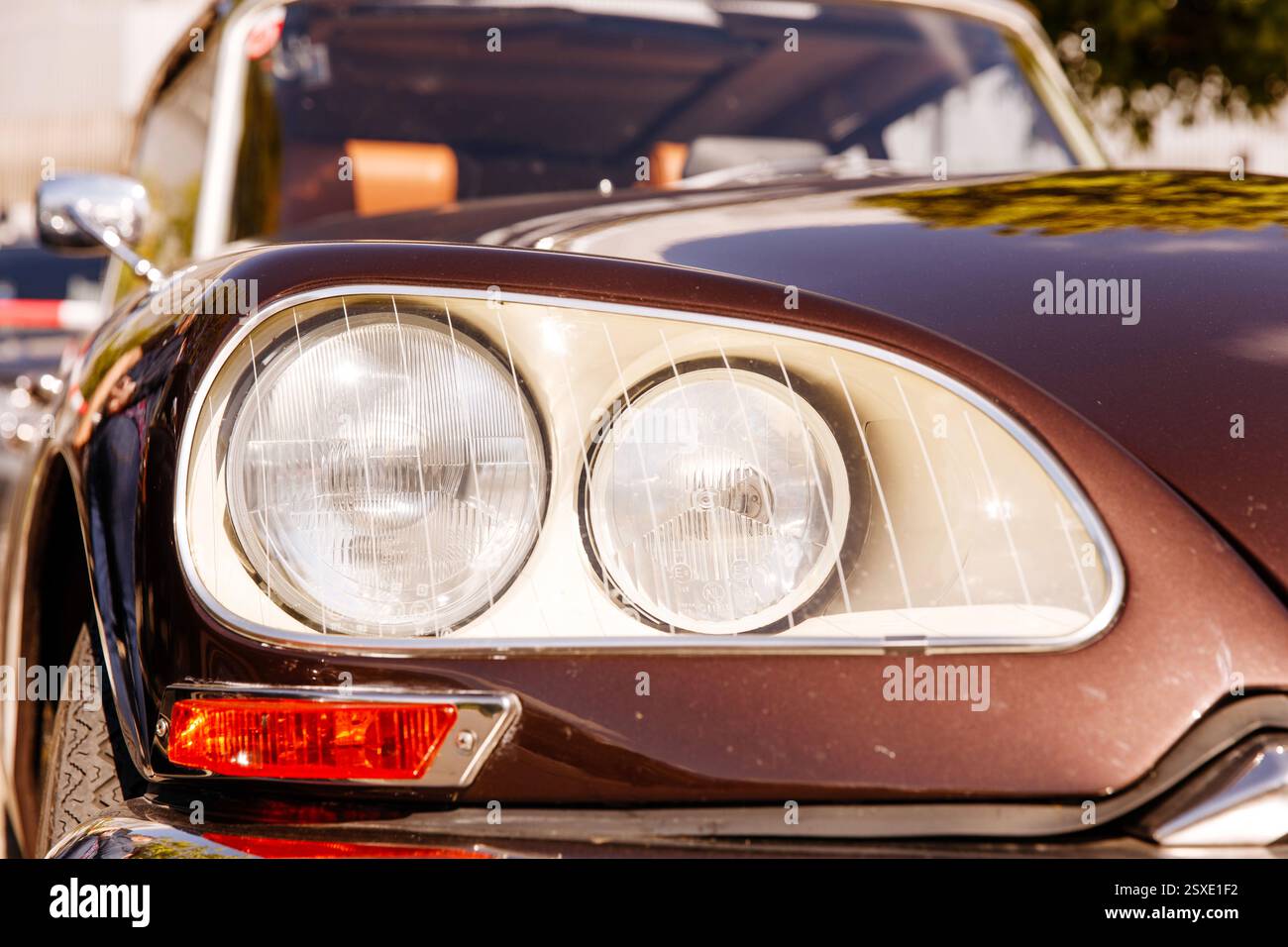Nahaufnahme klassischer brauner Autoscheinwerfer mit Vintage-Design Stockfoto