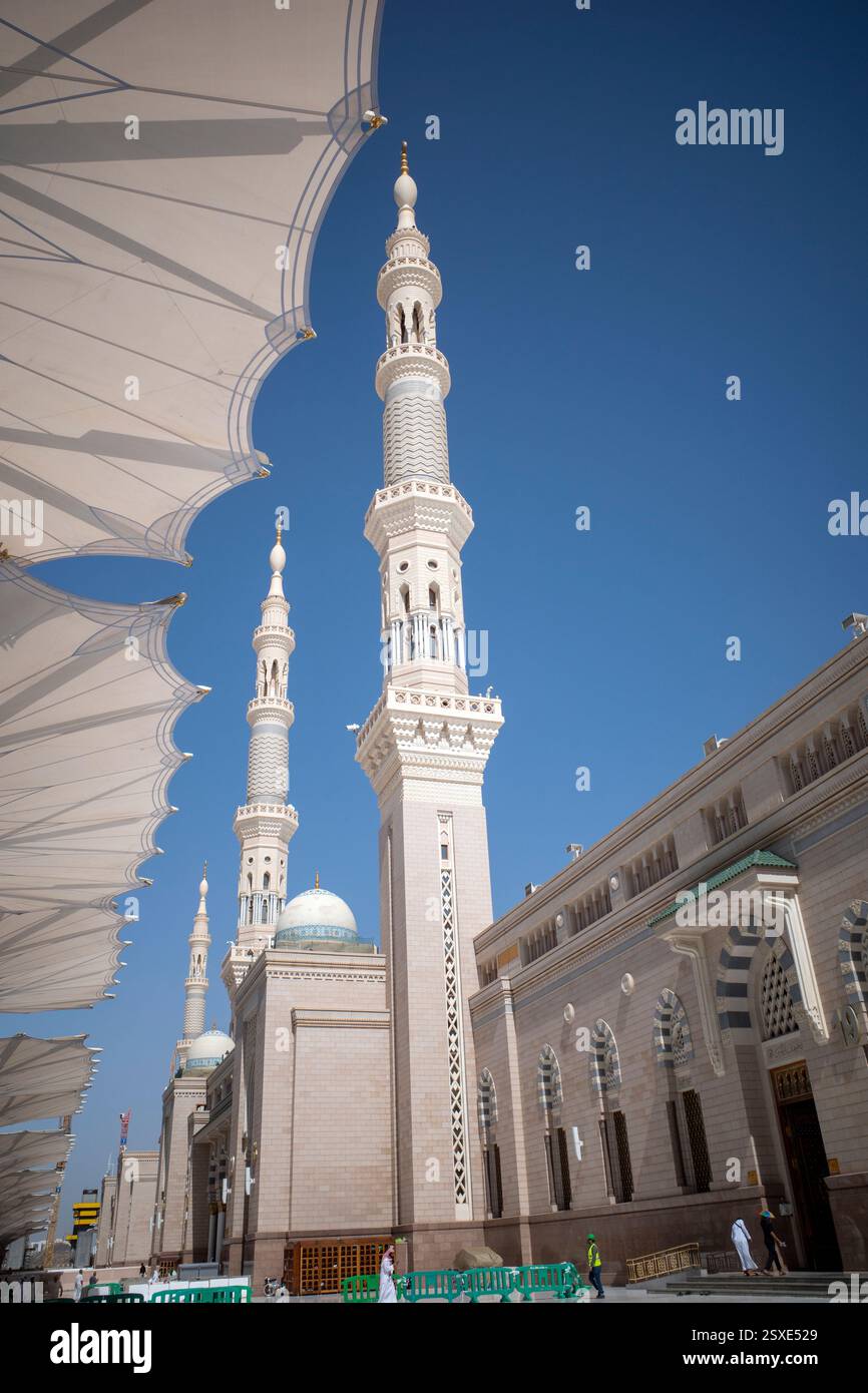 Medina, Saudi-Arabien - 29. Juni 2024: Die riesigen automatischen Regenschirme und Minarette in der Prophet Moschee in Madinah, auch bekannt als Masjid Nabawi, Saudi-arabisch Stockfoto